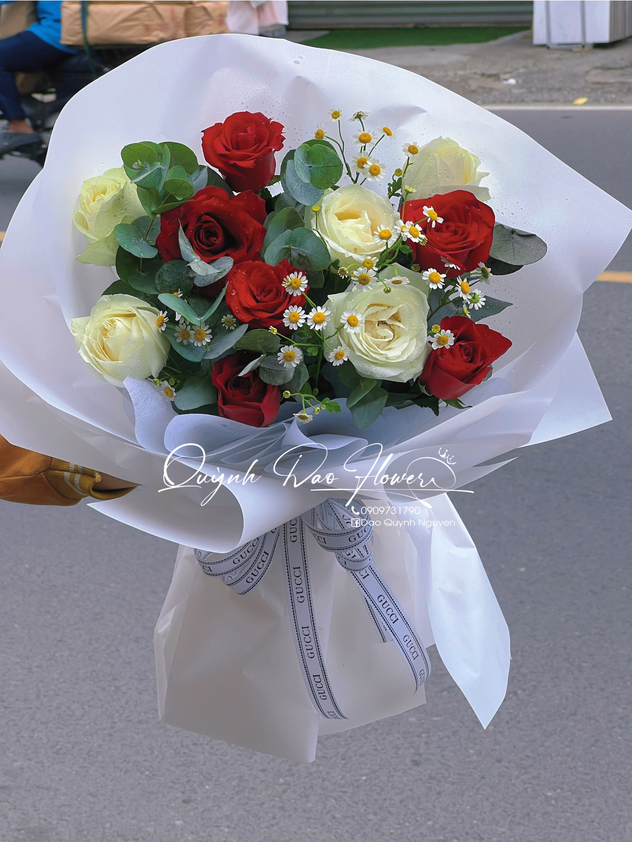 Bó hoa trắng đỏ