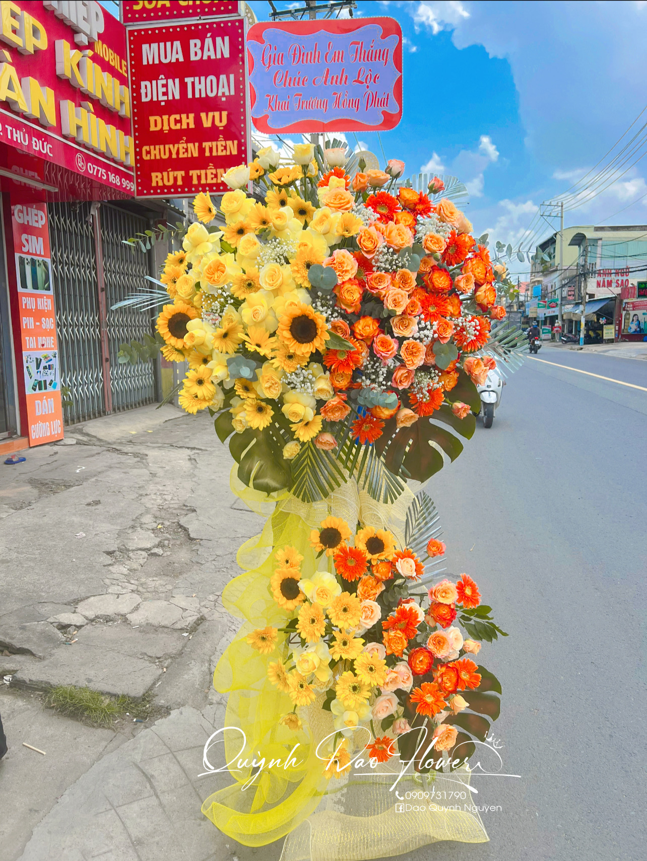 Kệ khai trương tone vàng cam