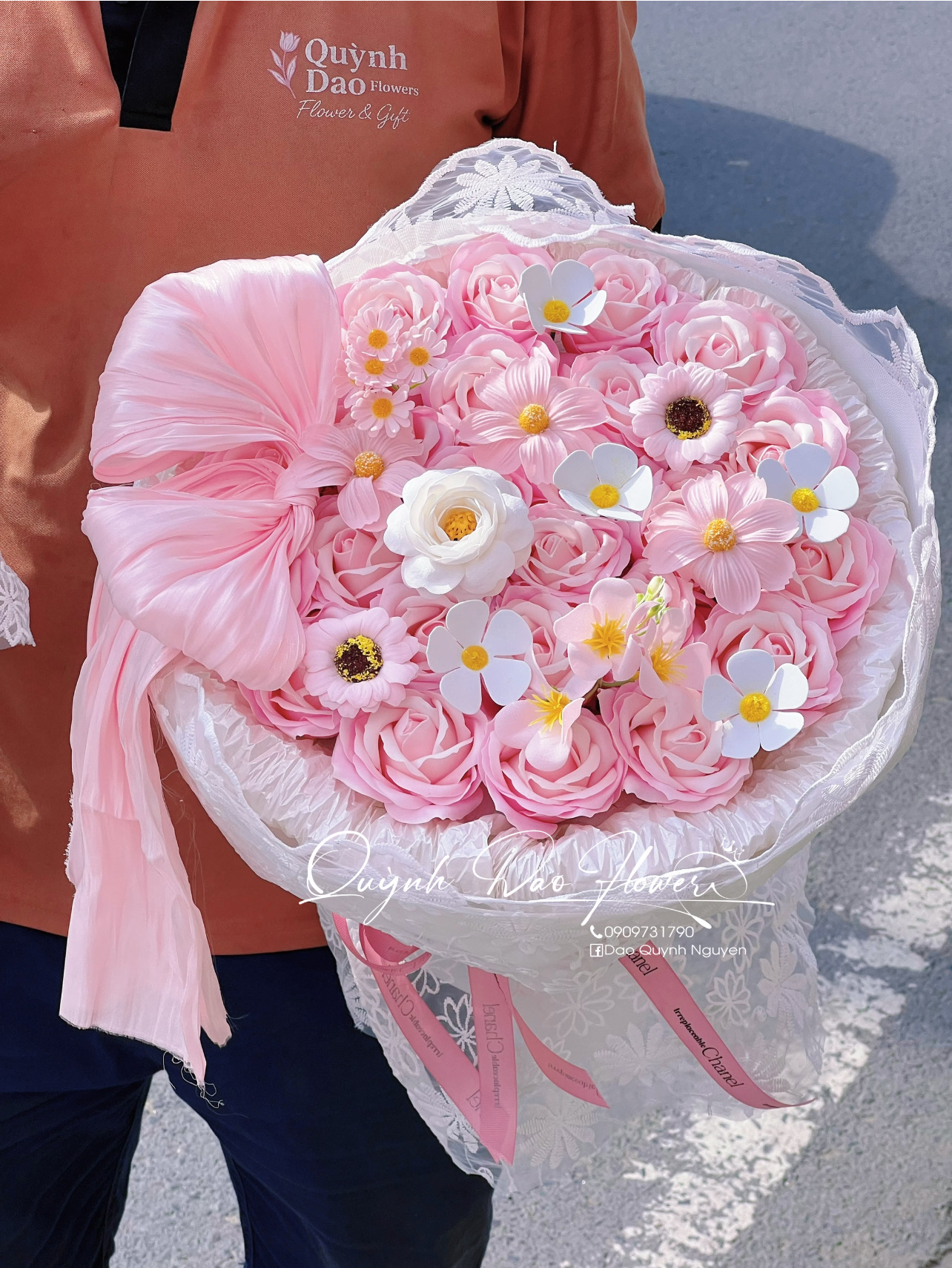 Bó hoa sáp hồng phối ren