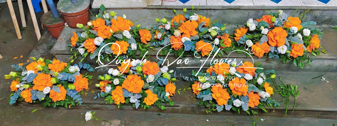 Bát hoa màu cam để bàn đại biểu 