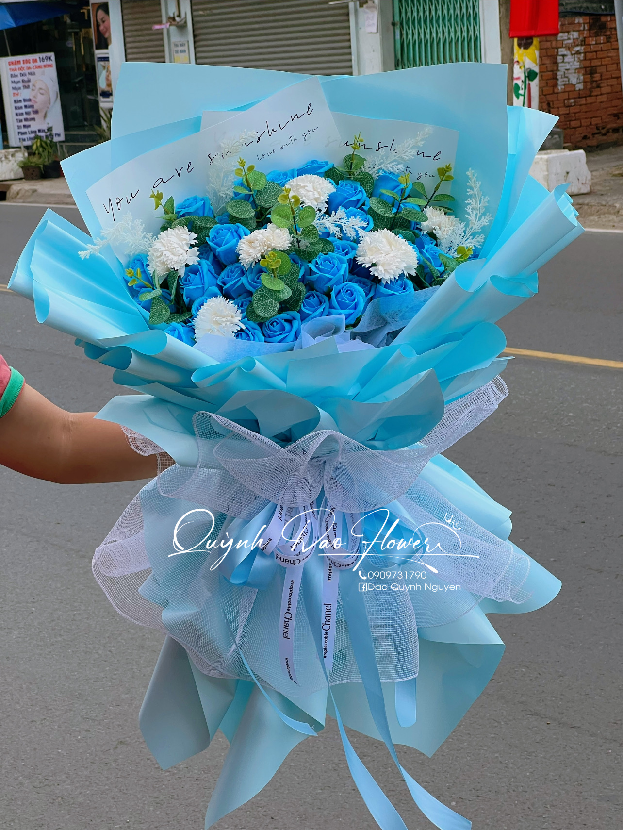 Bó hoa sáp 50 bông màu xanh dương tặng sếp nam