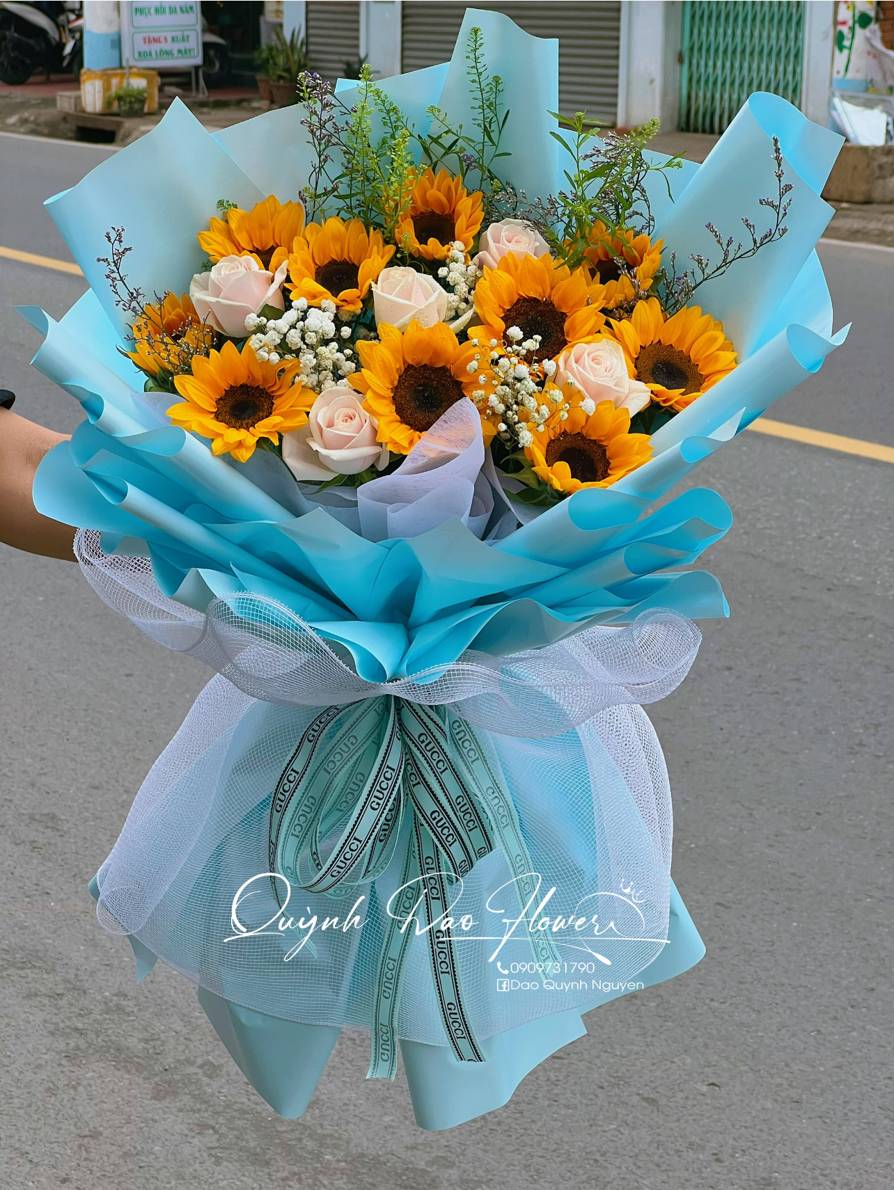 Hoa hướng dương mix hoa hồng kem