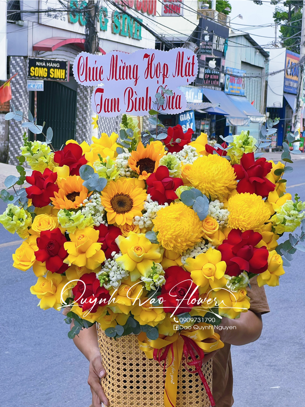 Giỏ hoa hồng vàng mix cúc mẫu đơn