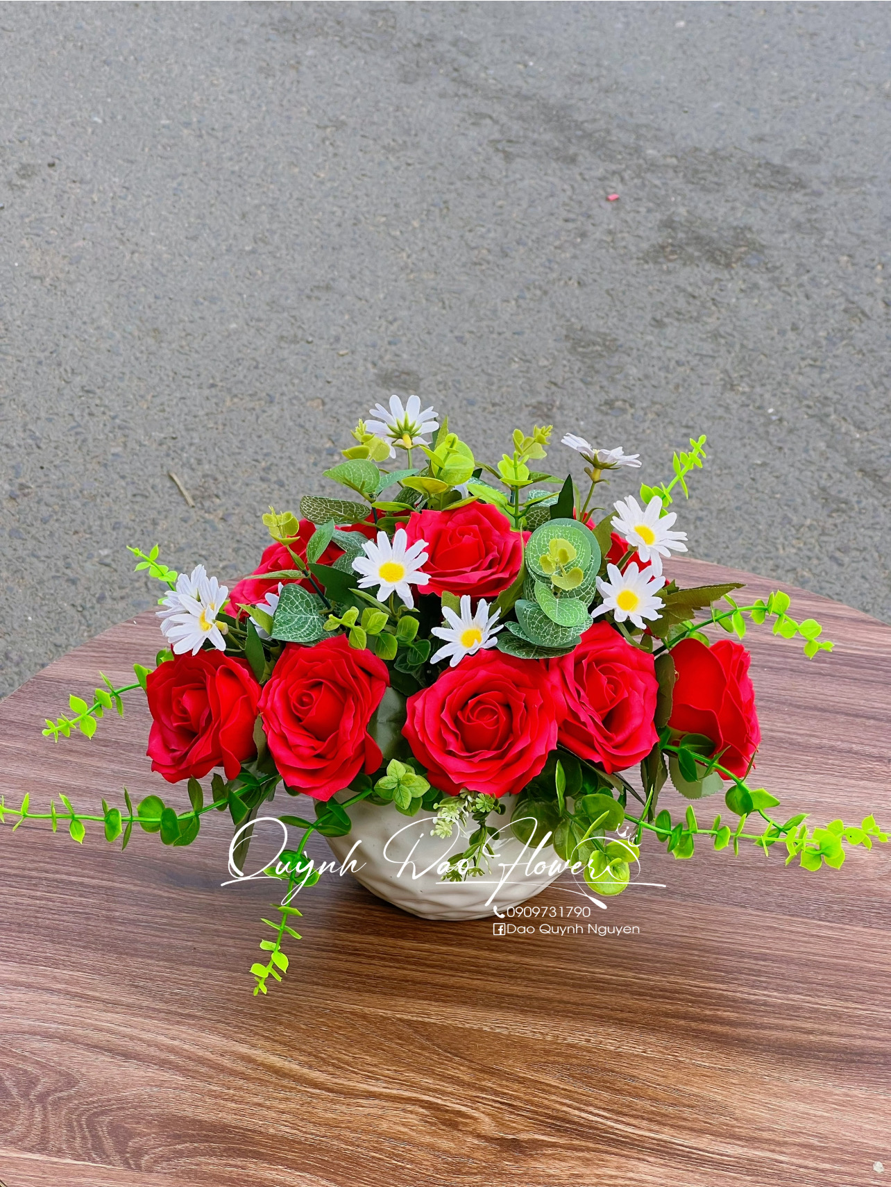 Bình hoa sáp để bàn màu đỏ, văn phòng 