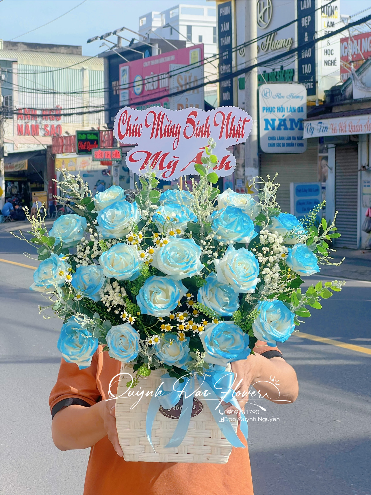 Giỏ hoa để bàn tone xanh dương 