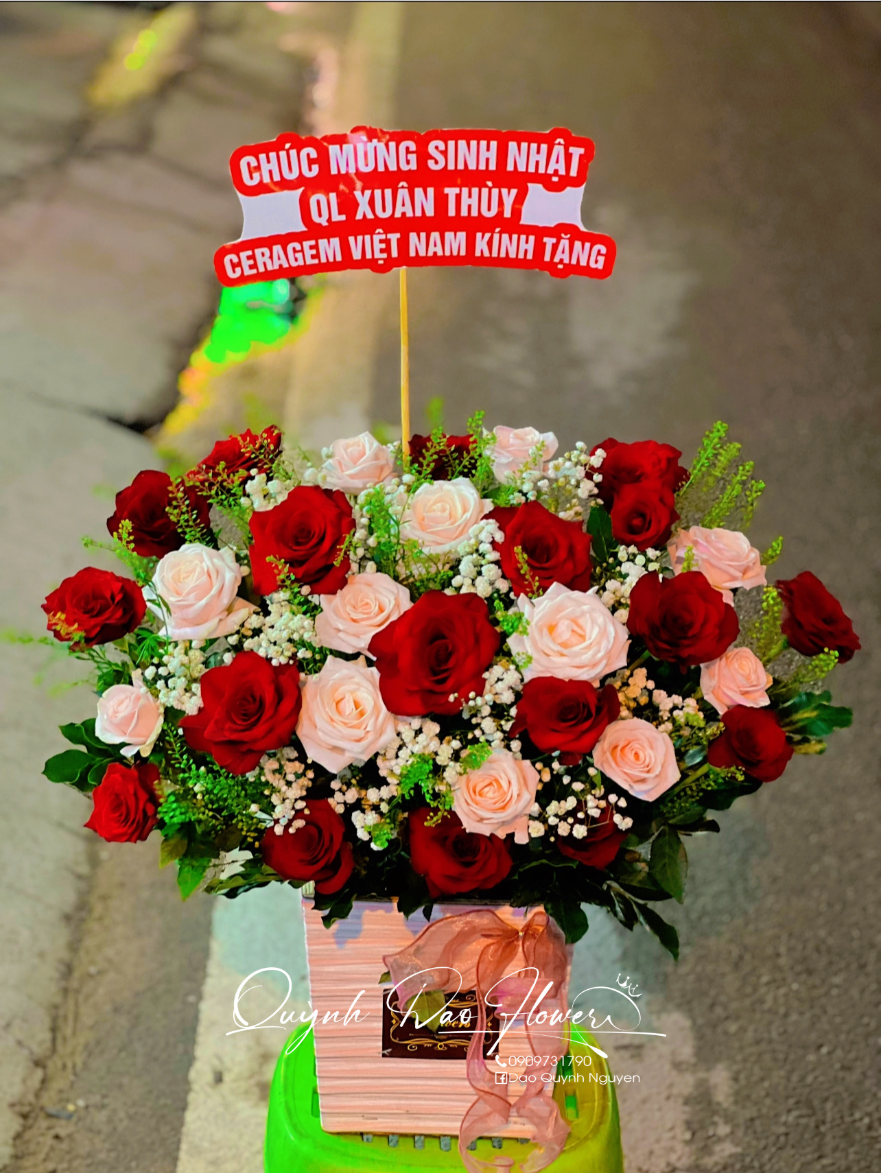Giỏ hoa để bàn tặng sinh nhật sếp nữ