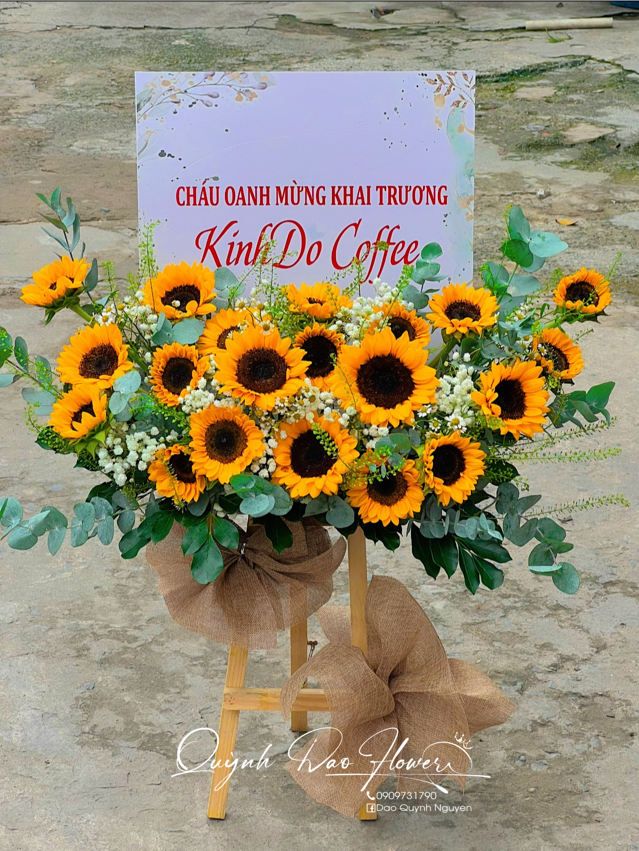 Kệ khai trương mini hoa hướng dương bảng fomex