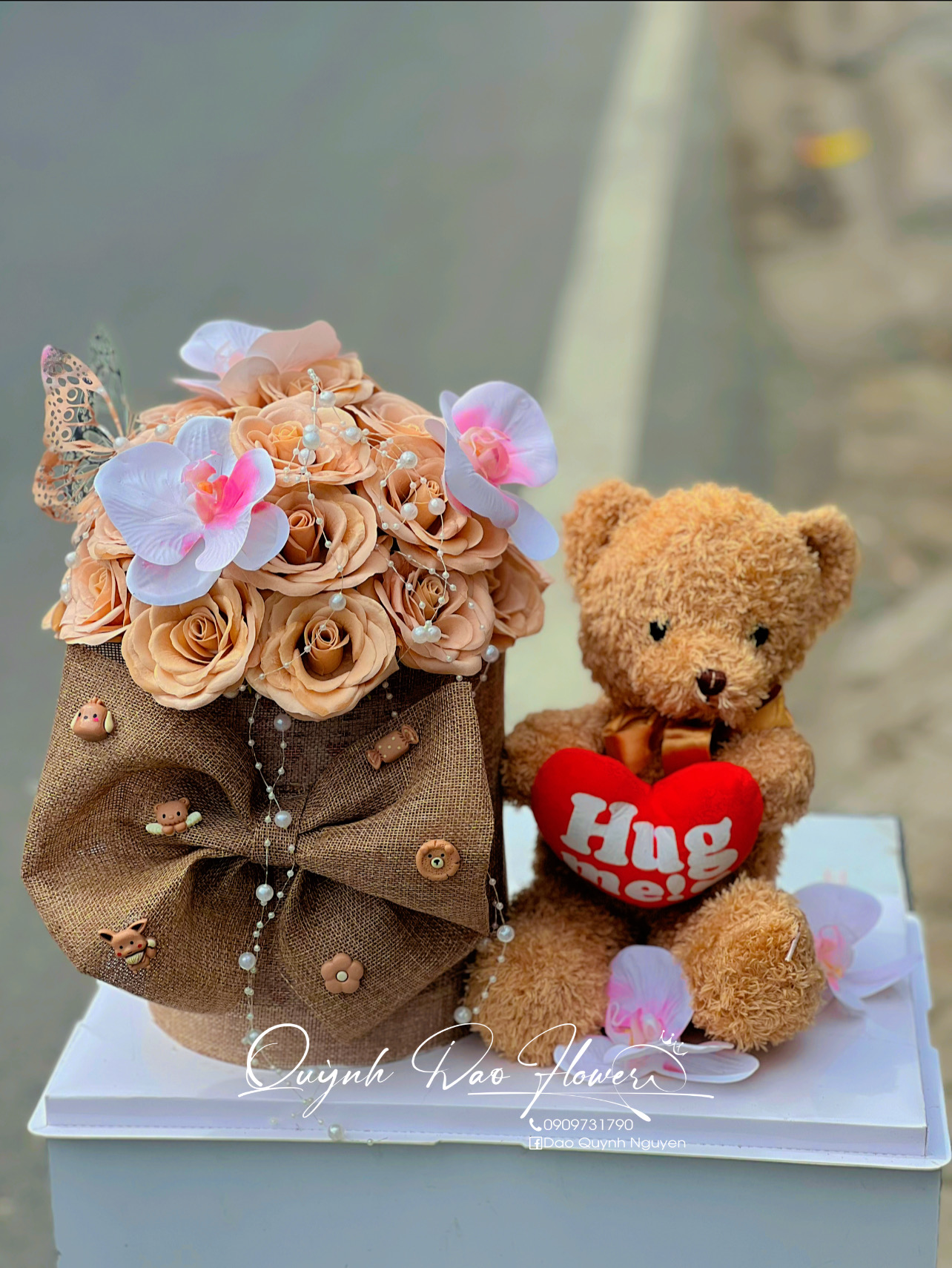 Hộp hoa và gấu nâu