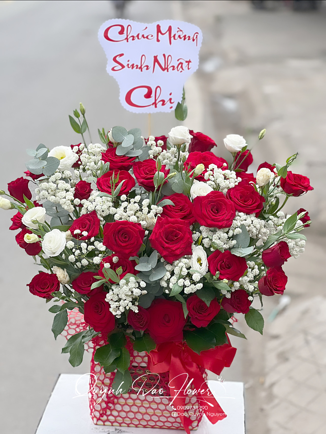 Lẵng hoa hồng đỏ mix cát tường trắng 