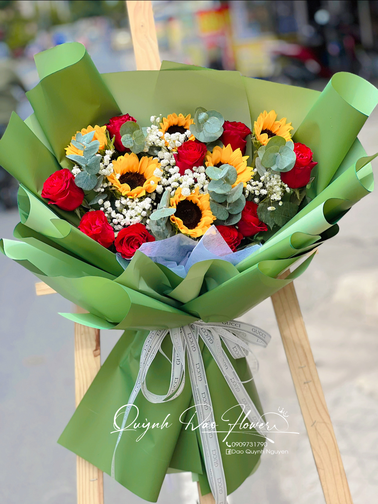 Bó hoa Hồng đỏ mix hướng dương 