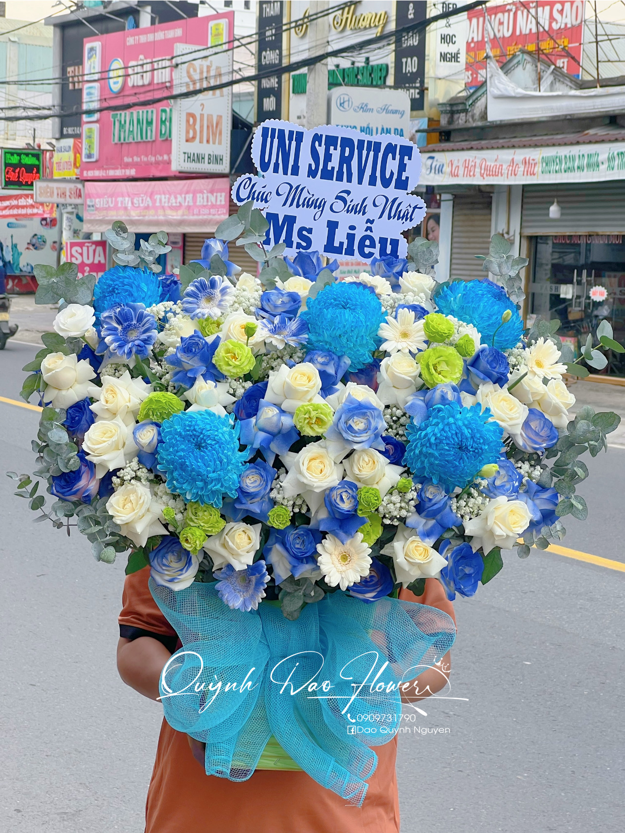 Giỏ hoa xanh dương tặng đối tác, khách hàng 