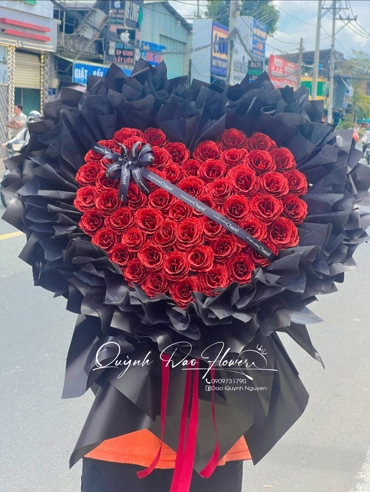 Bó hoa công chúa giấy đen sang trọng 