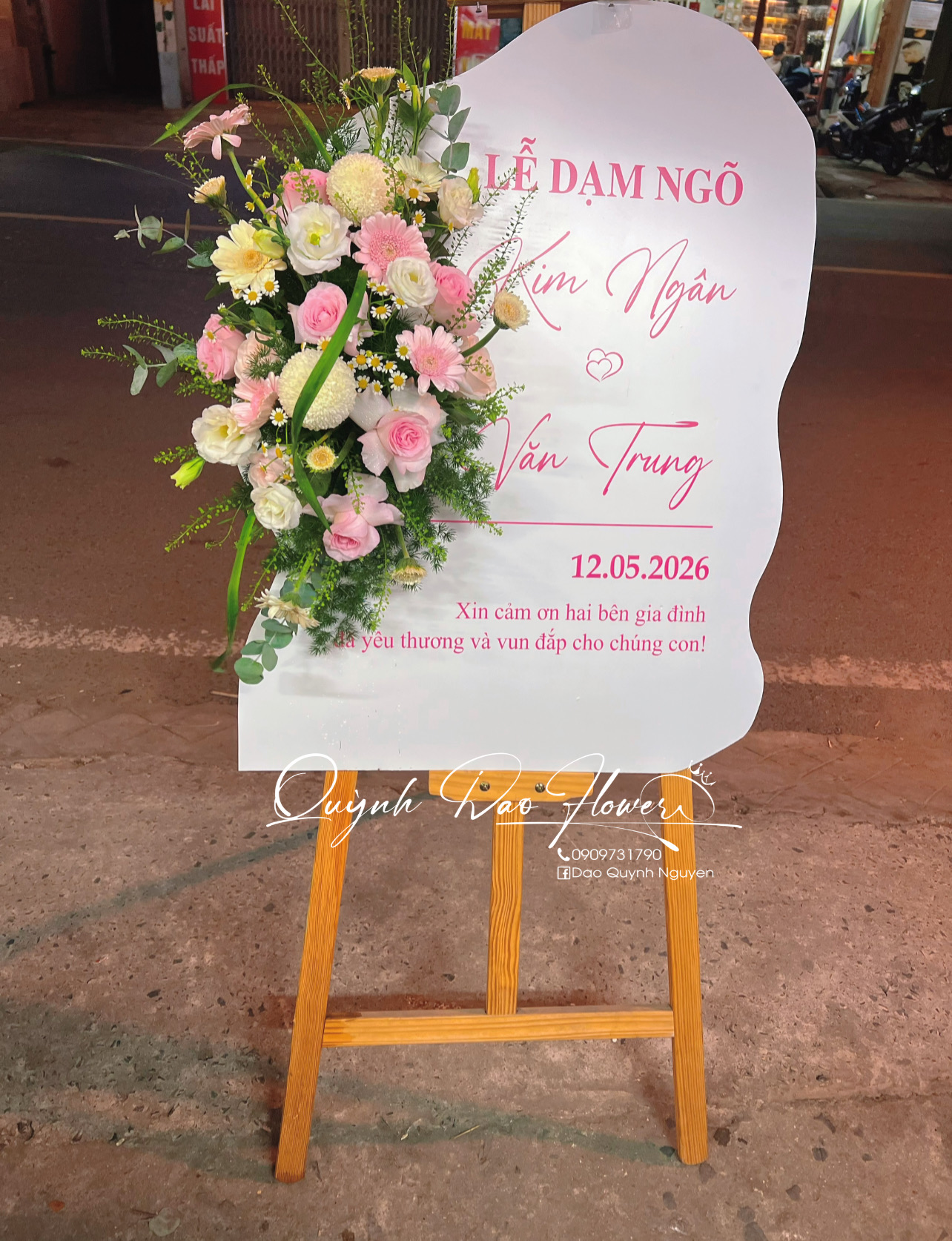 Kệ hoa dạm ngõ tone hồng 