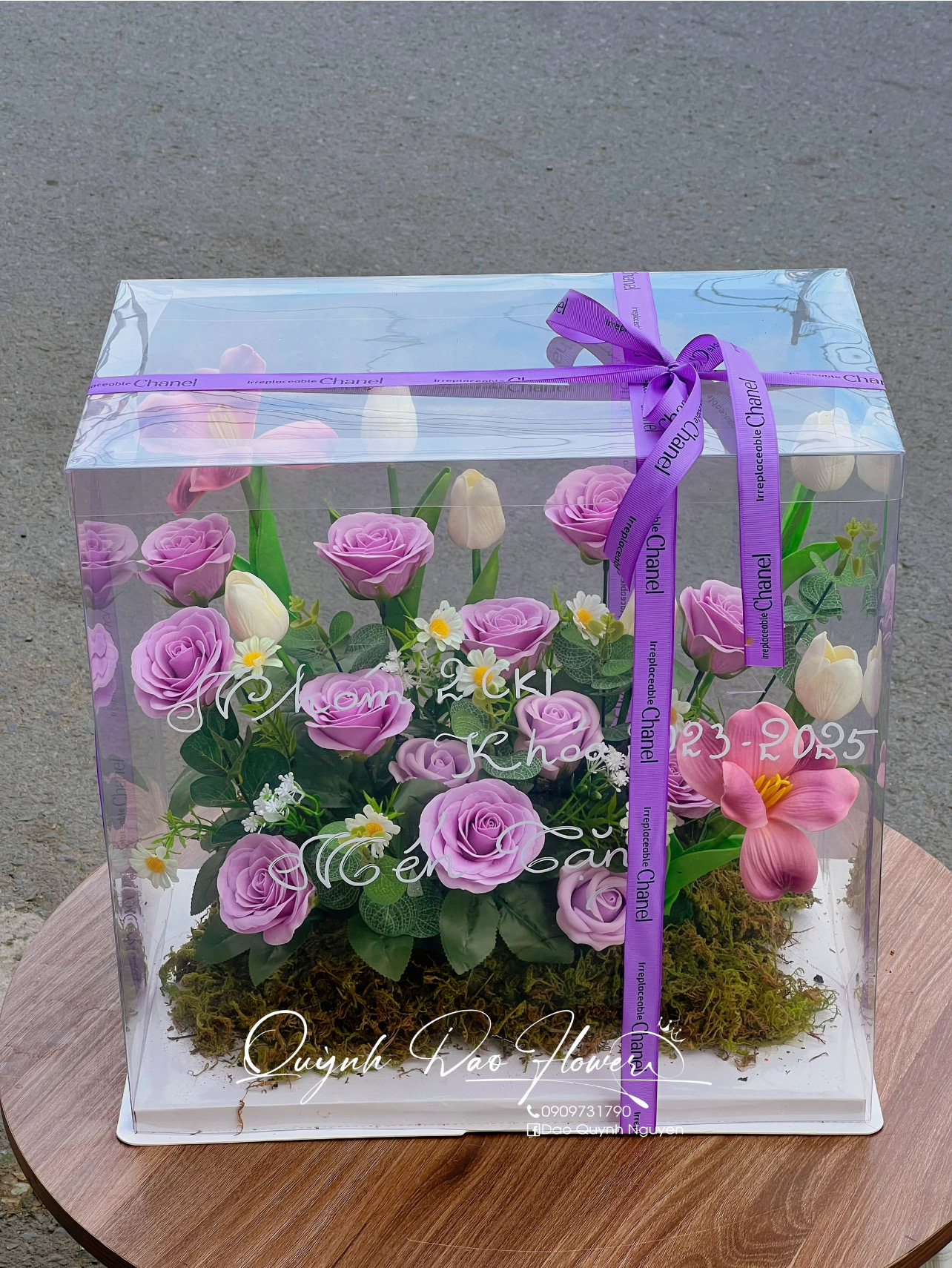 Hộp hoa sáp mica màu tím