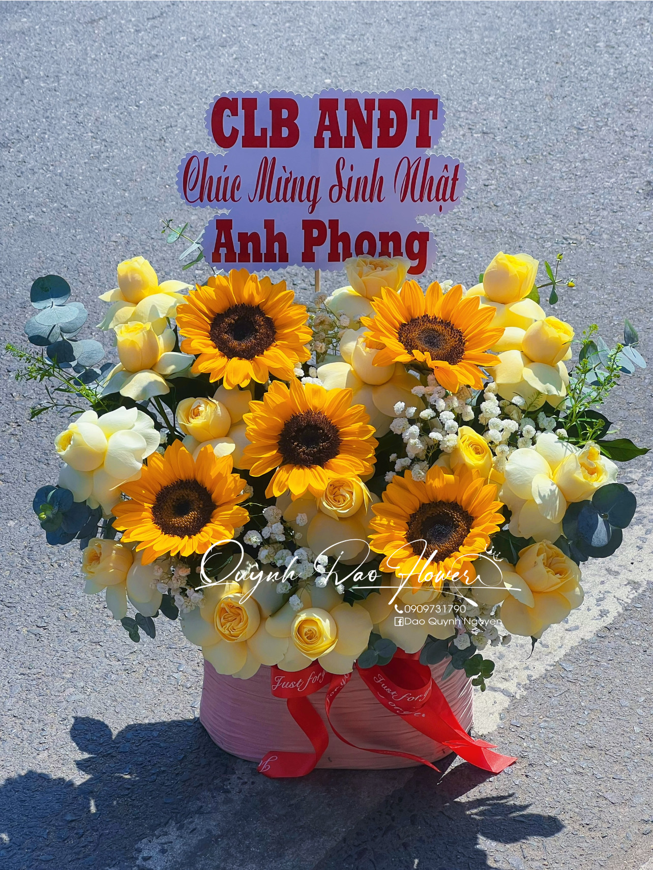 Giỏ hoa vàng nhỏ xinh 