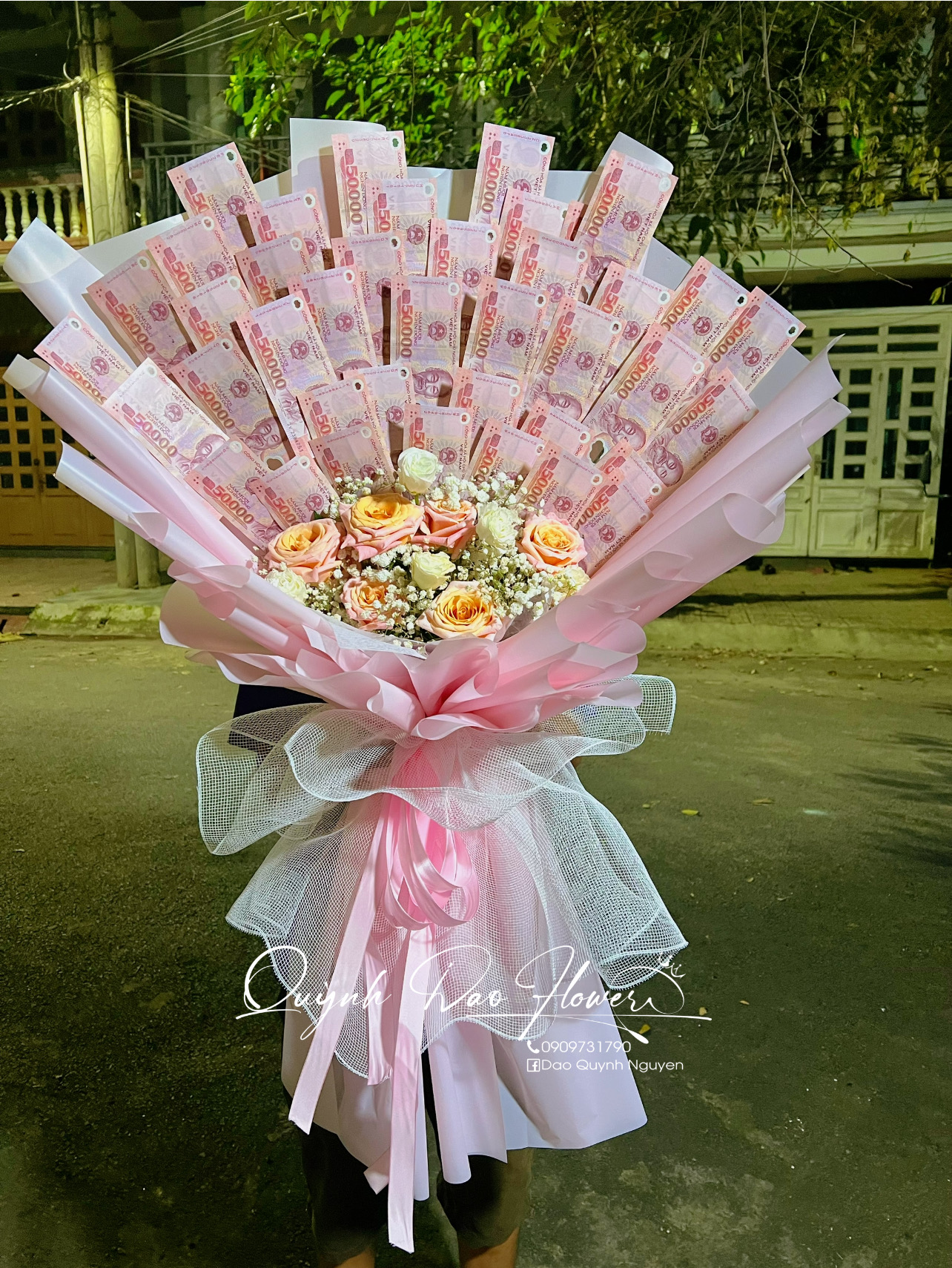 Bó hoa tiền 40 tờ kèm hoa tươi 