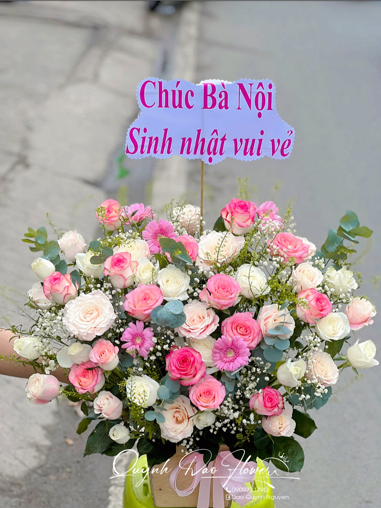 Giỏ hoa hồng mix tặng sinh nhật nội
