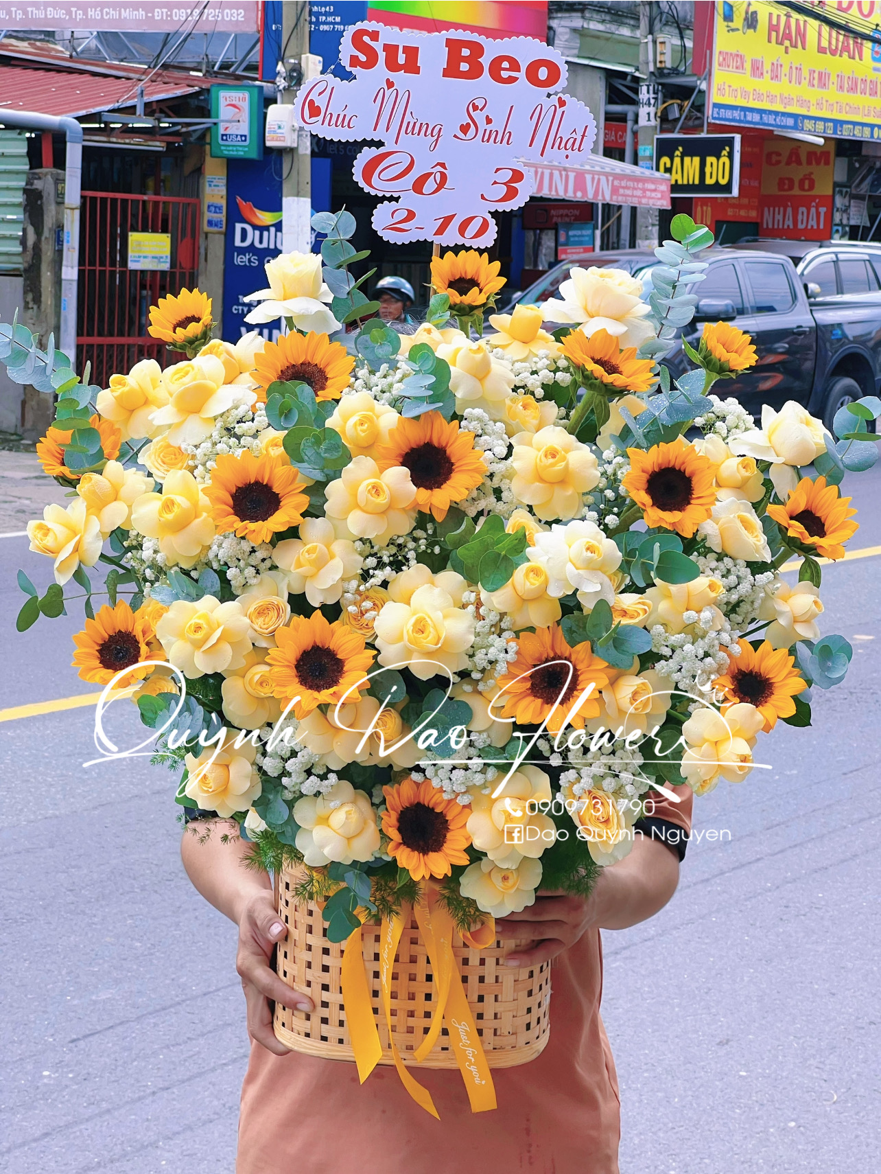 Giỏ hoa vàng 20/10 thủ Đức 