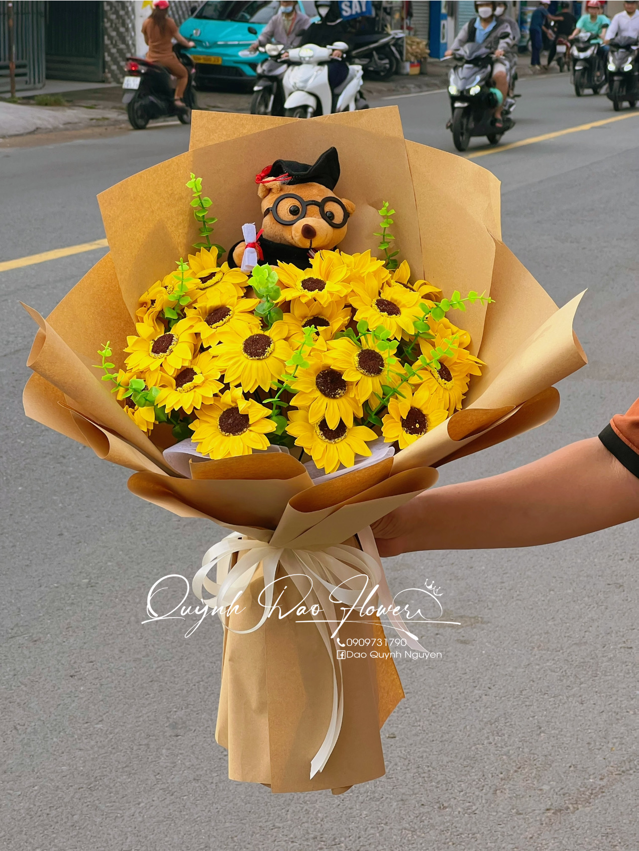 Bó hoa tốt nghiệp sáp to kèm gấu 