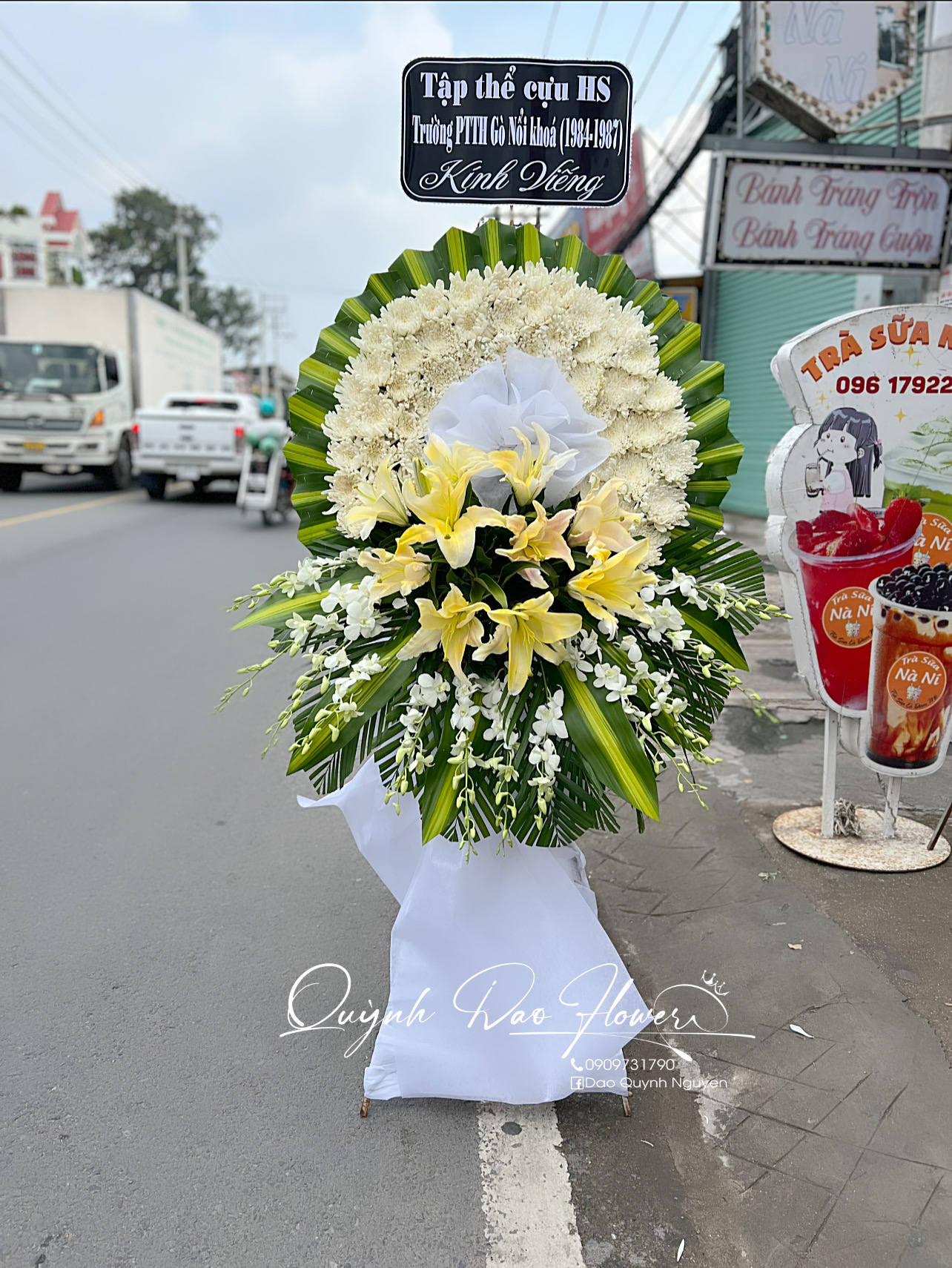 Kệ viếng cúc trắng mix hoa ly