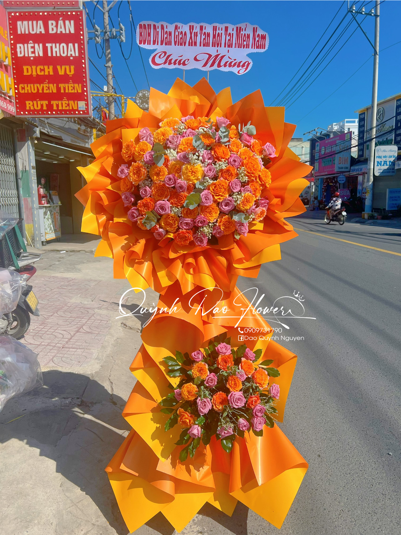 Kệ hoa khai trương cam rực rỡ 