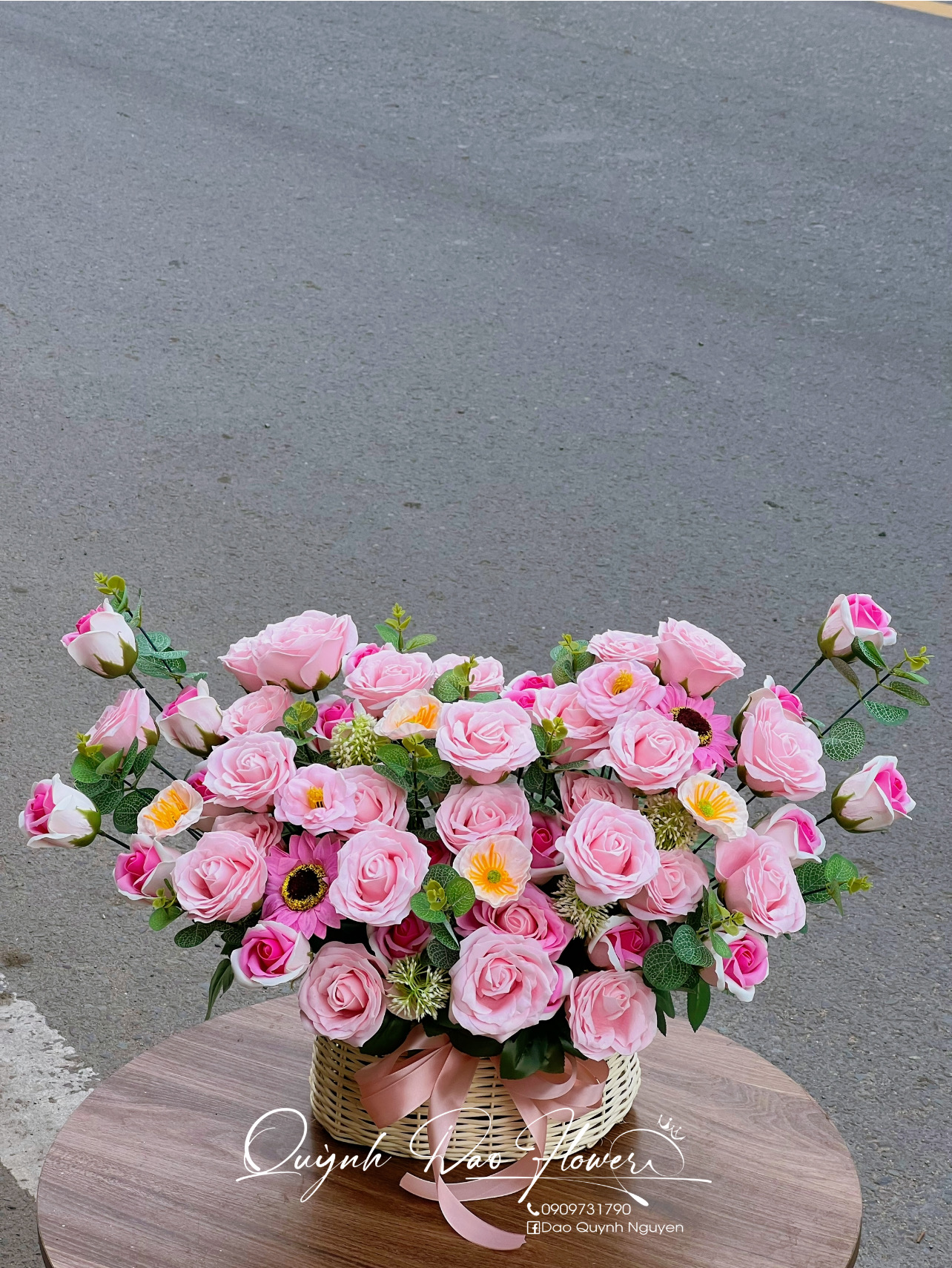 Giỏ hoa sáp màu hồng tại thủ Đức 