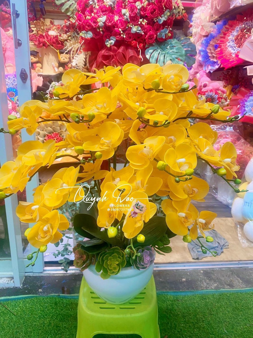 Chậu hoa lan giả màu vàng giá rẻ nhất 