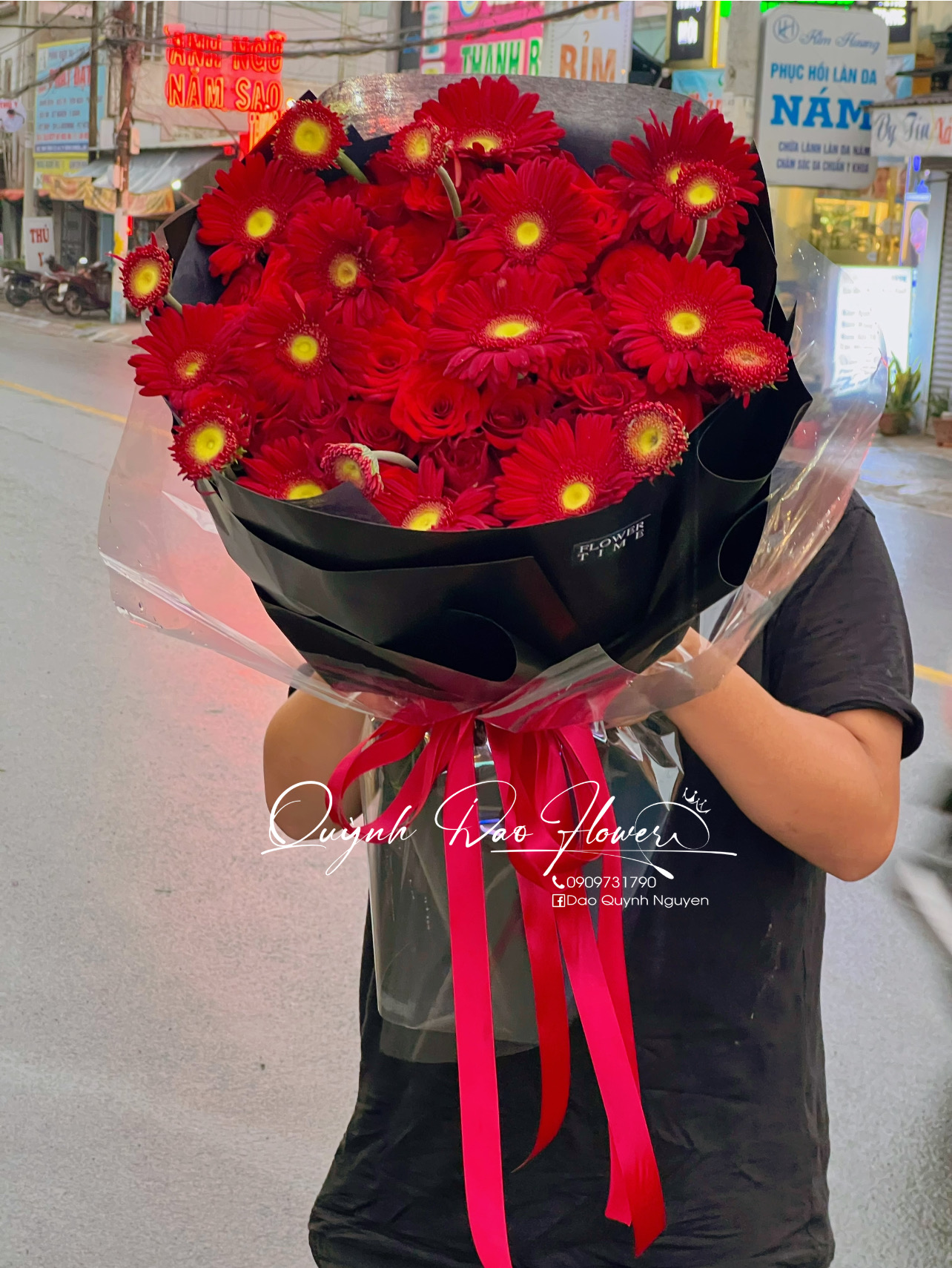 Bó hoa hồng đỏ mix hoa đồng tiền đỏ Huyền bí