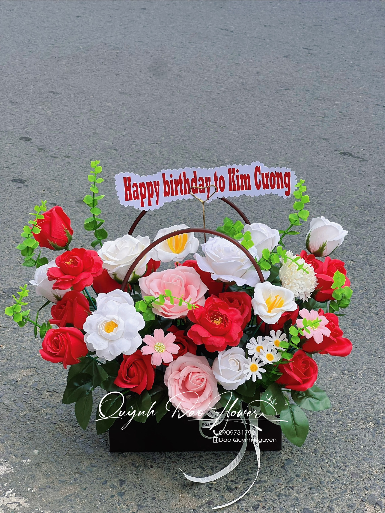 Giỏ hoa sáp đỏ trắng 