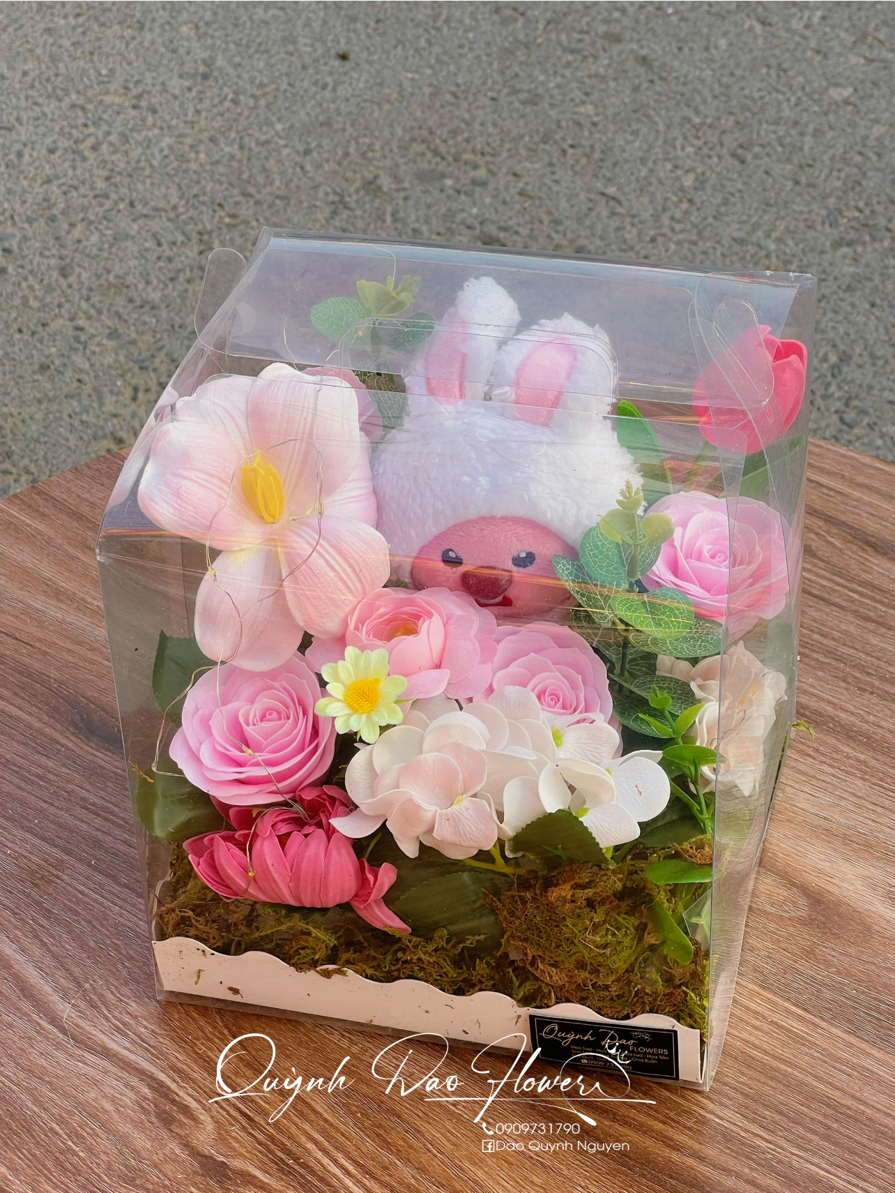 Hộp hoa nhỏ kèm gấu 
