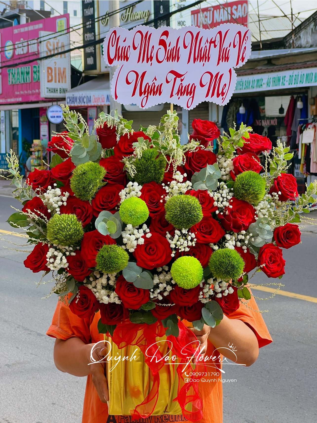 Giỏ hoa đỏ xanh lá