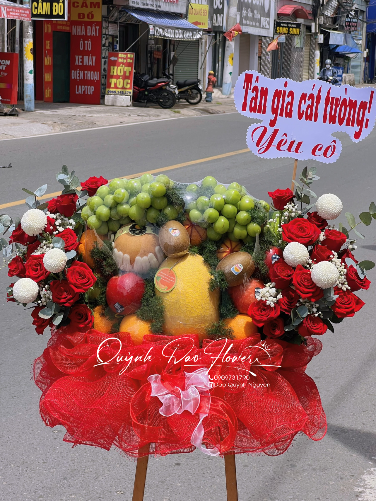 Giỏ trái cây khổng lồ màu đỏ