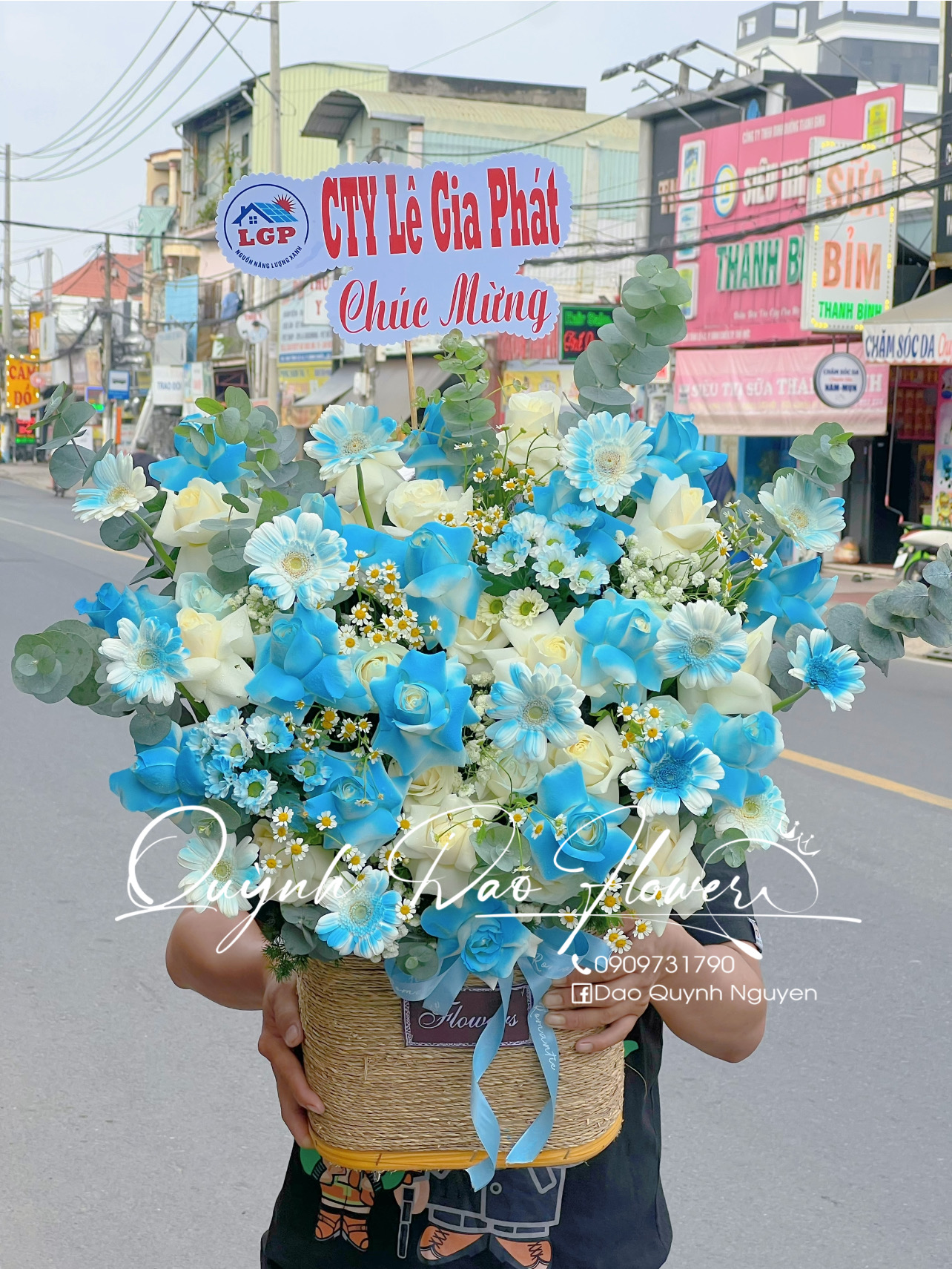 Giỏ hoa tone xanh