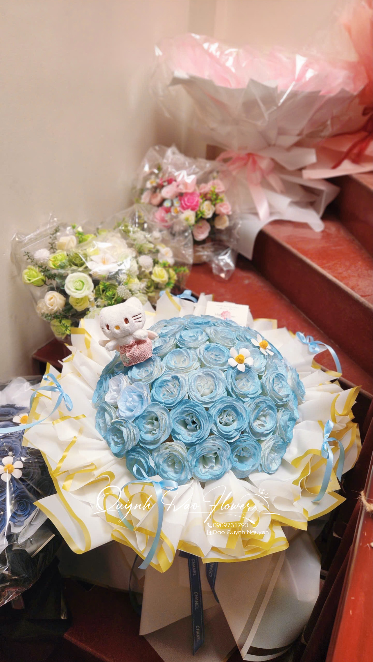 Bó hoa xanh công chúa kèm hello kitty