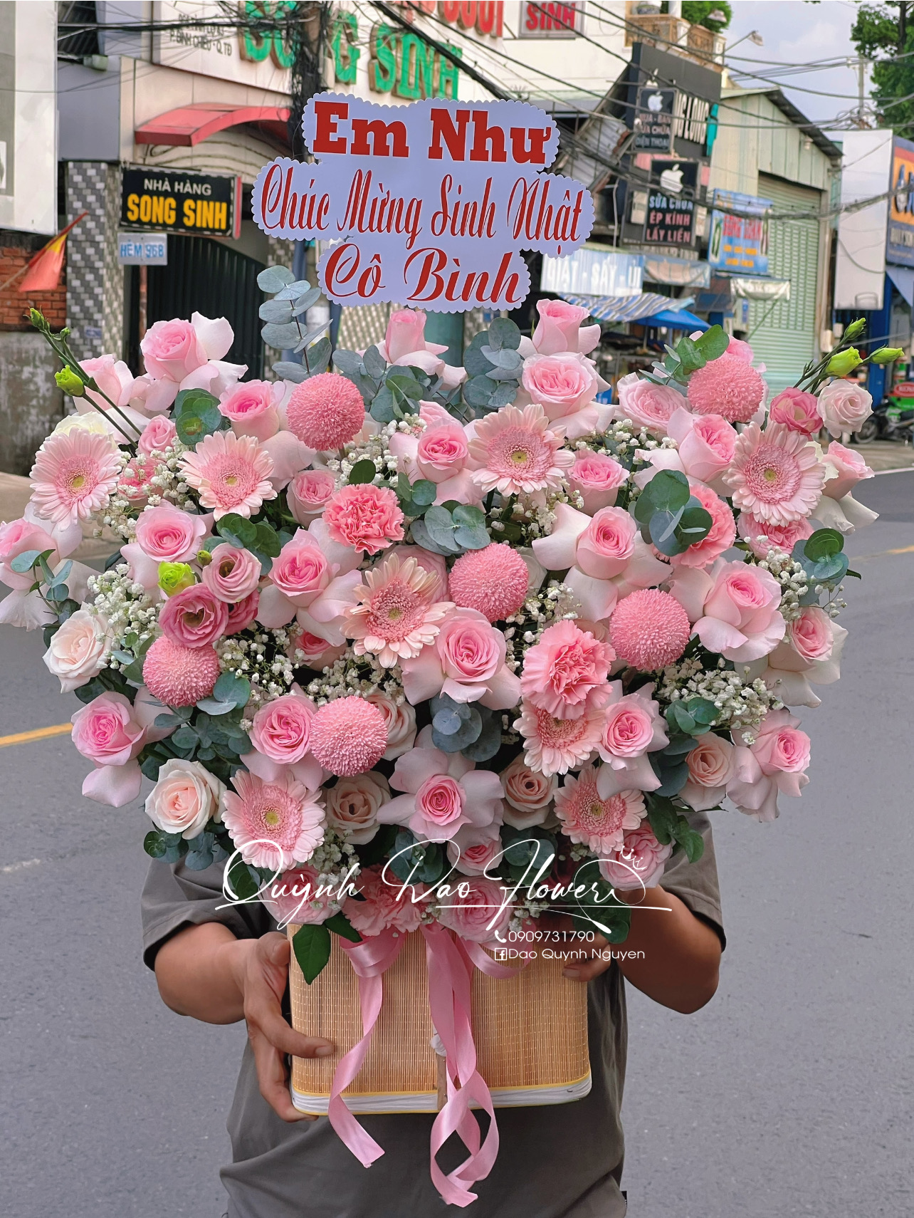 Giỏ hoa tone hồng nhẹ nhàng 