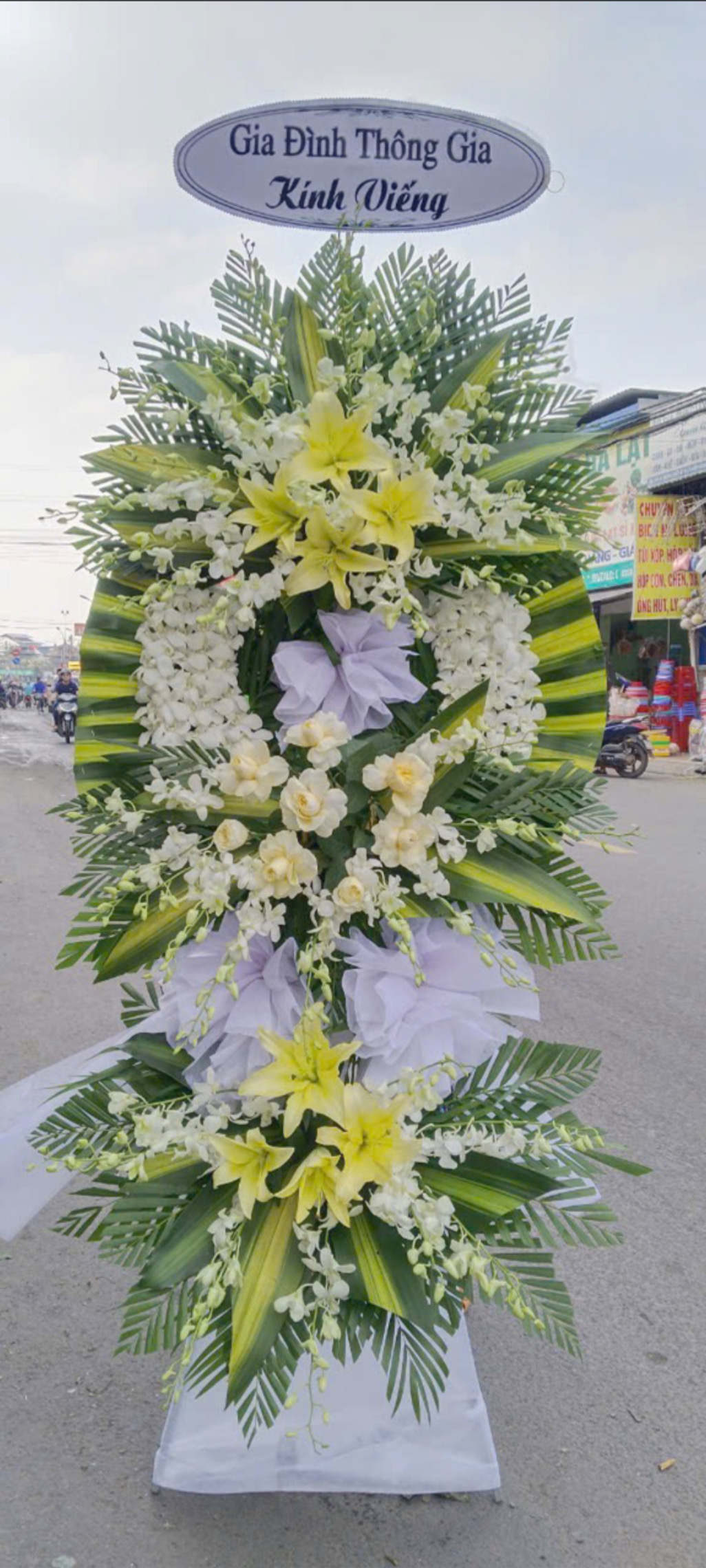 Kệ viếng  to kèm hoa ly