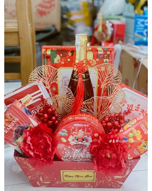 Giỏ quà Tết màu đỏ sang trọng 