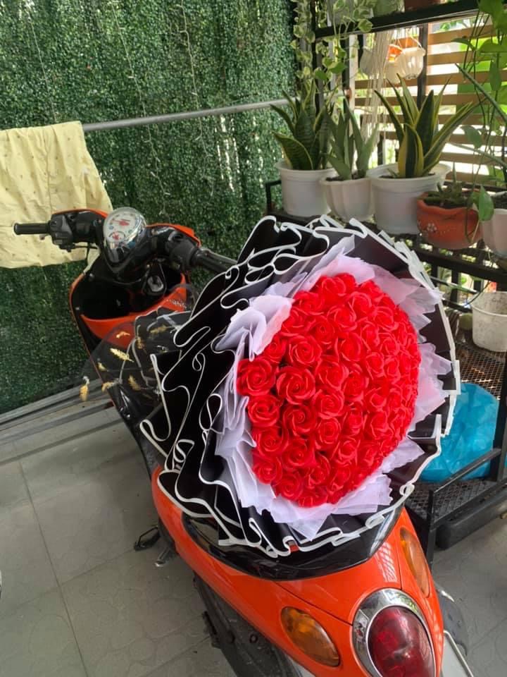 Bó hoa sáp đỏ giấy đen