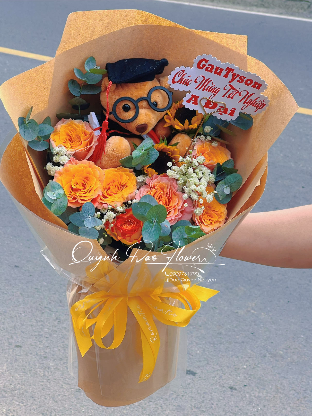Bó hoa tốt nghiệp màu cam kèm gấu 