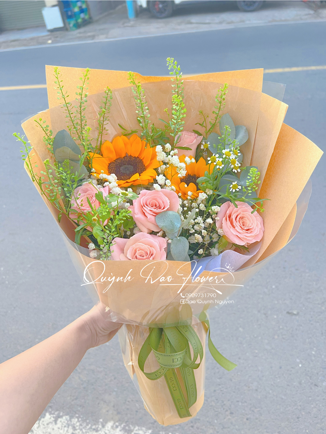 Hoa tốt nghiệp quận 10