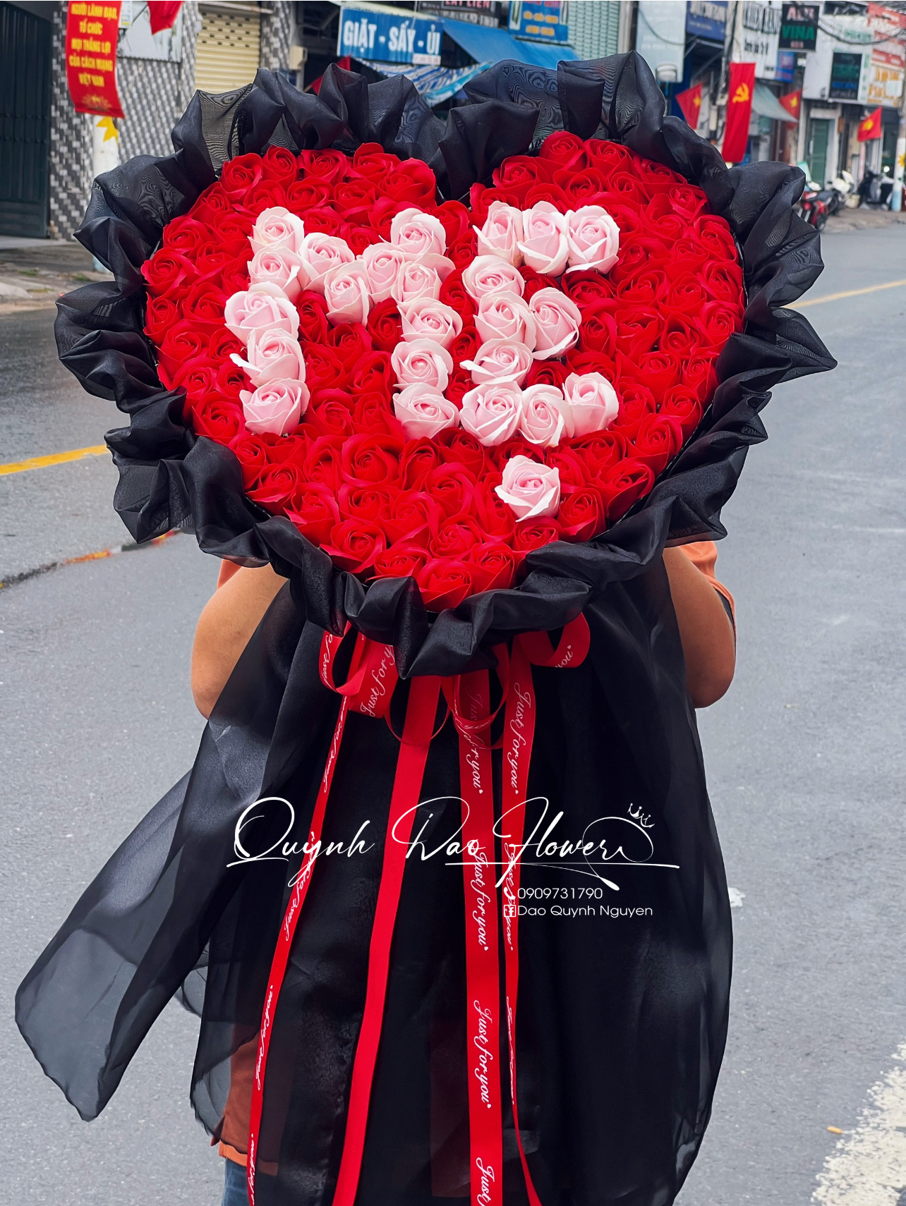 Bó hoa sáp 99 bông chữ mẹ