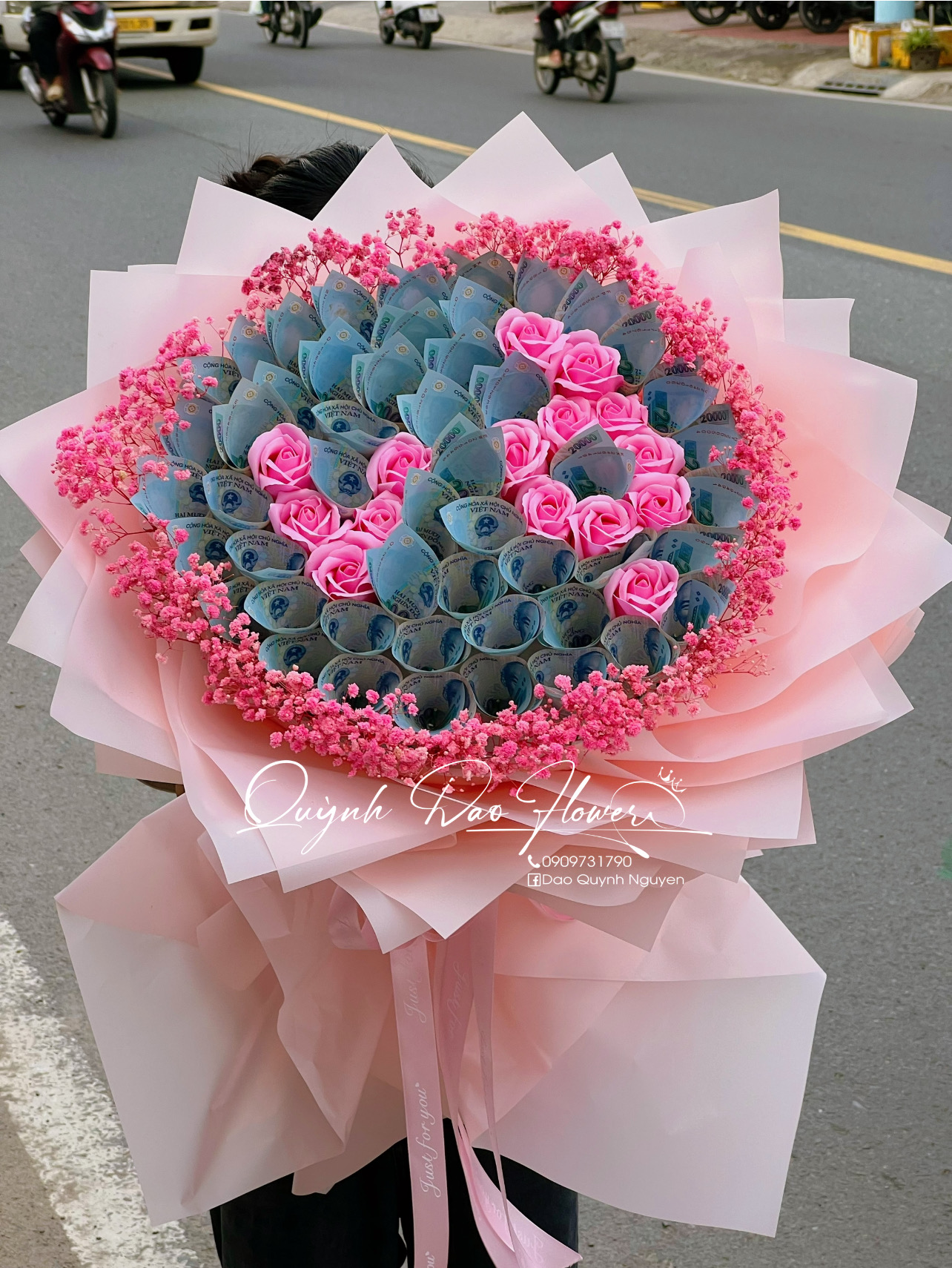 Bó hoa tiền chữ vợ