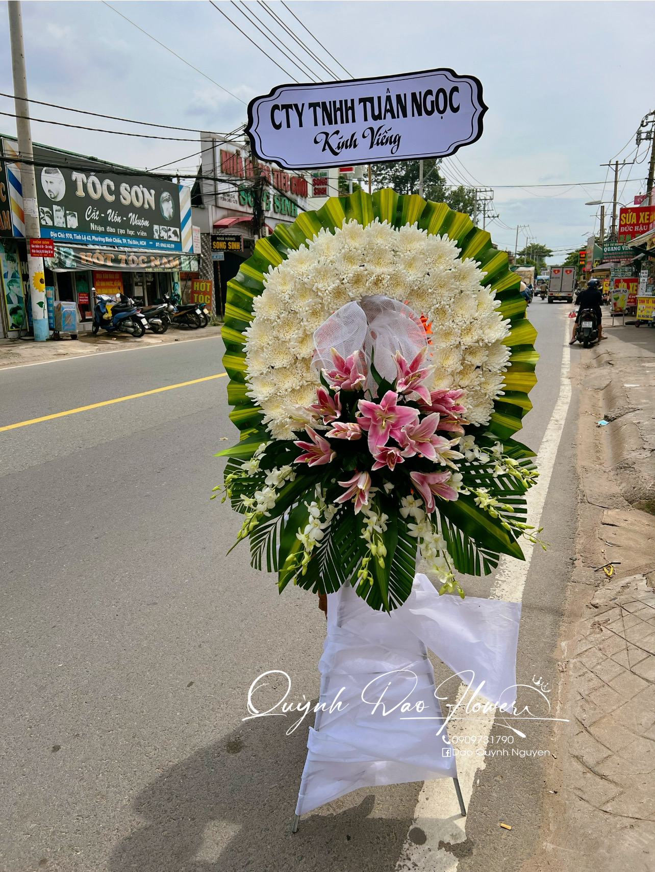 Kệ viếng hoa ly