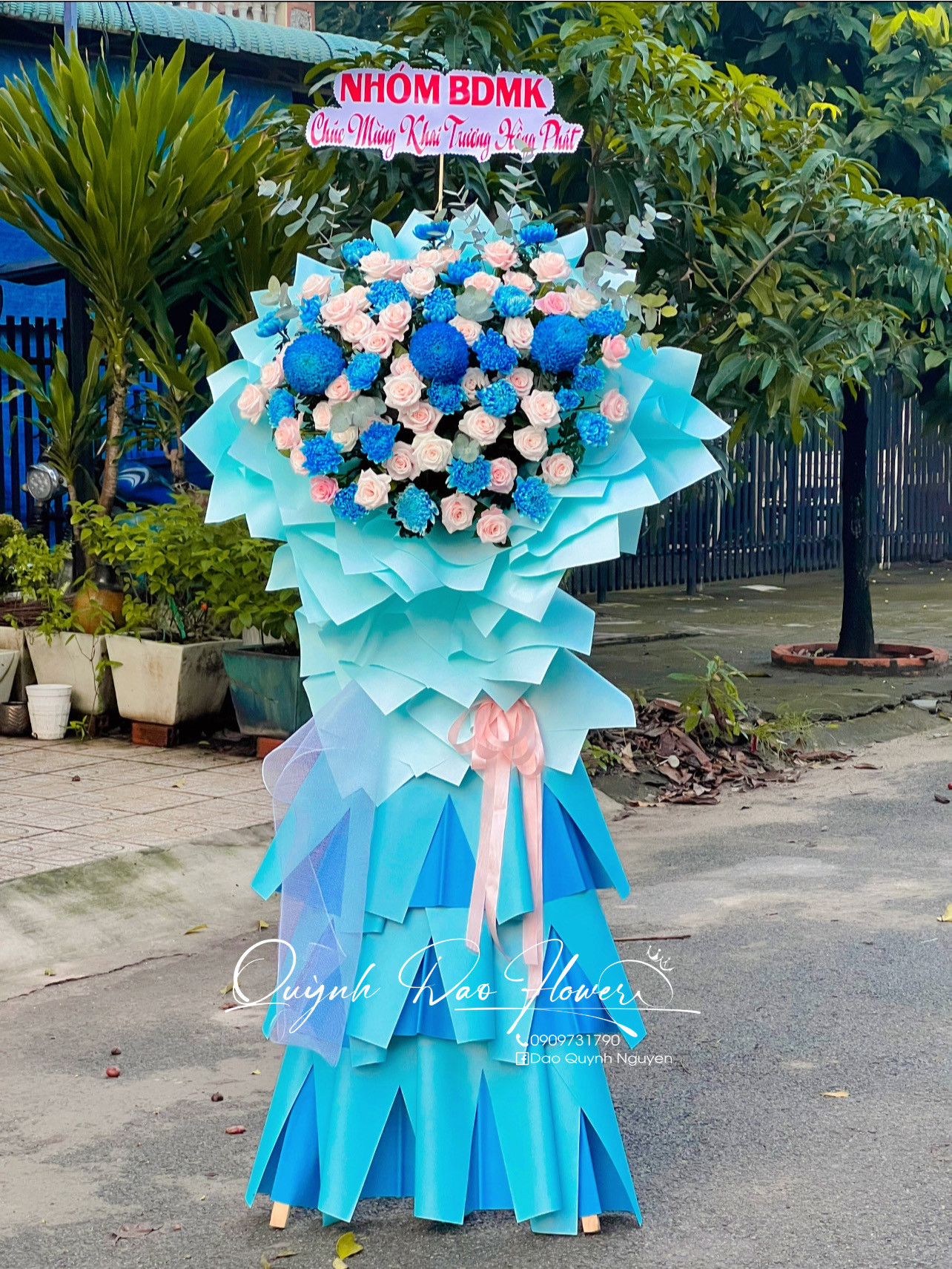Kệ khai trương tone xanh mix cúc mẫu đơn 
