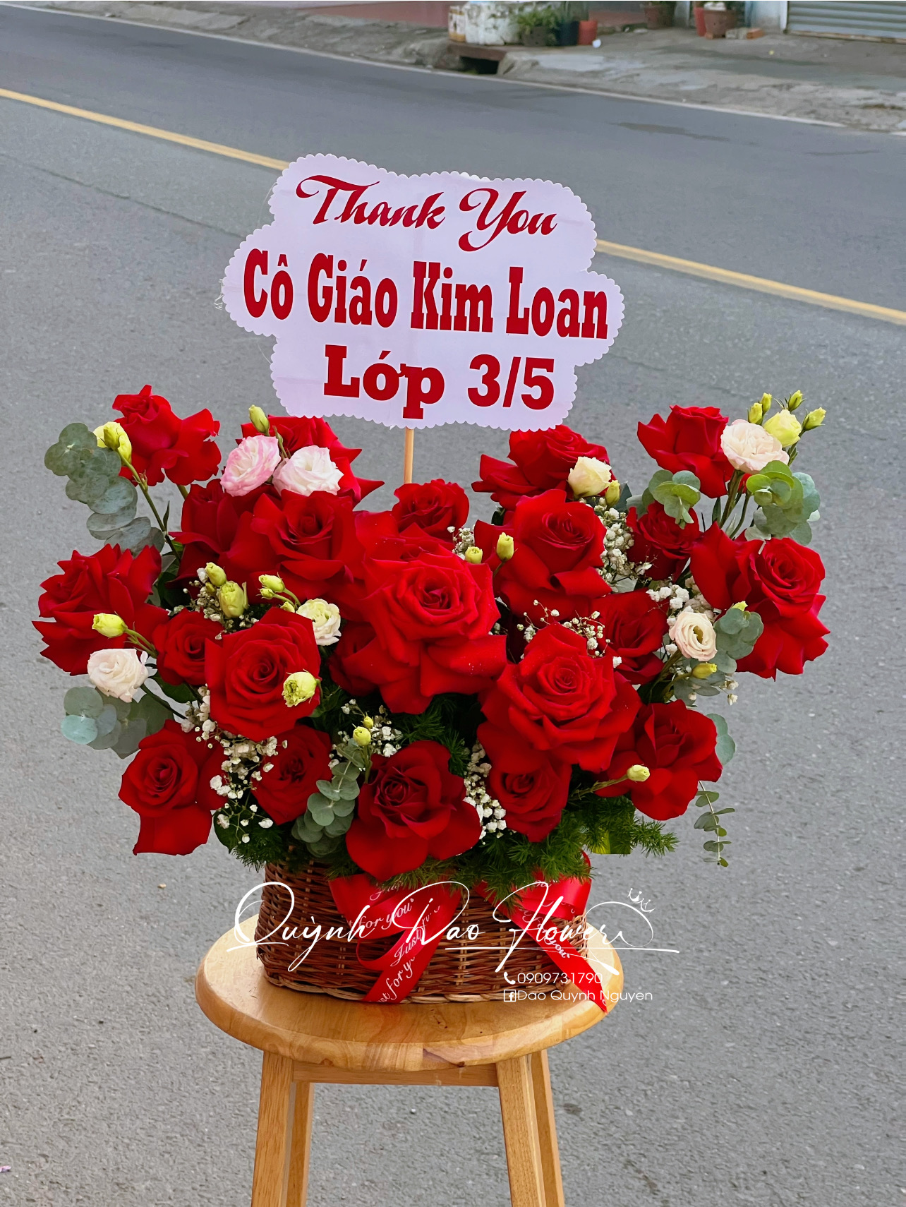 Giỏ hoa nhỏ tặng cô