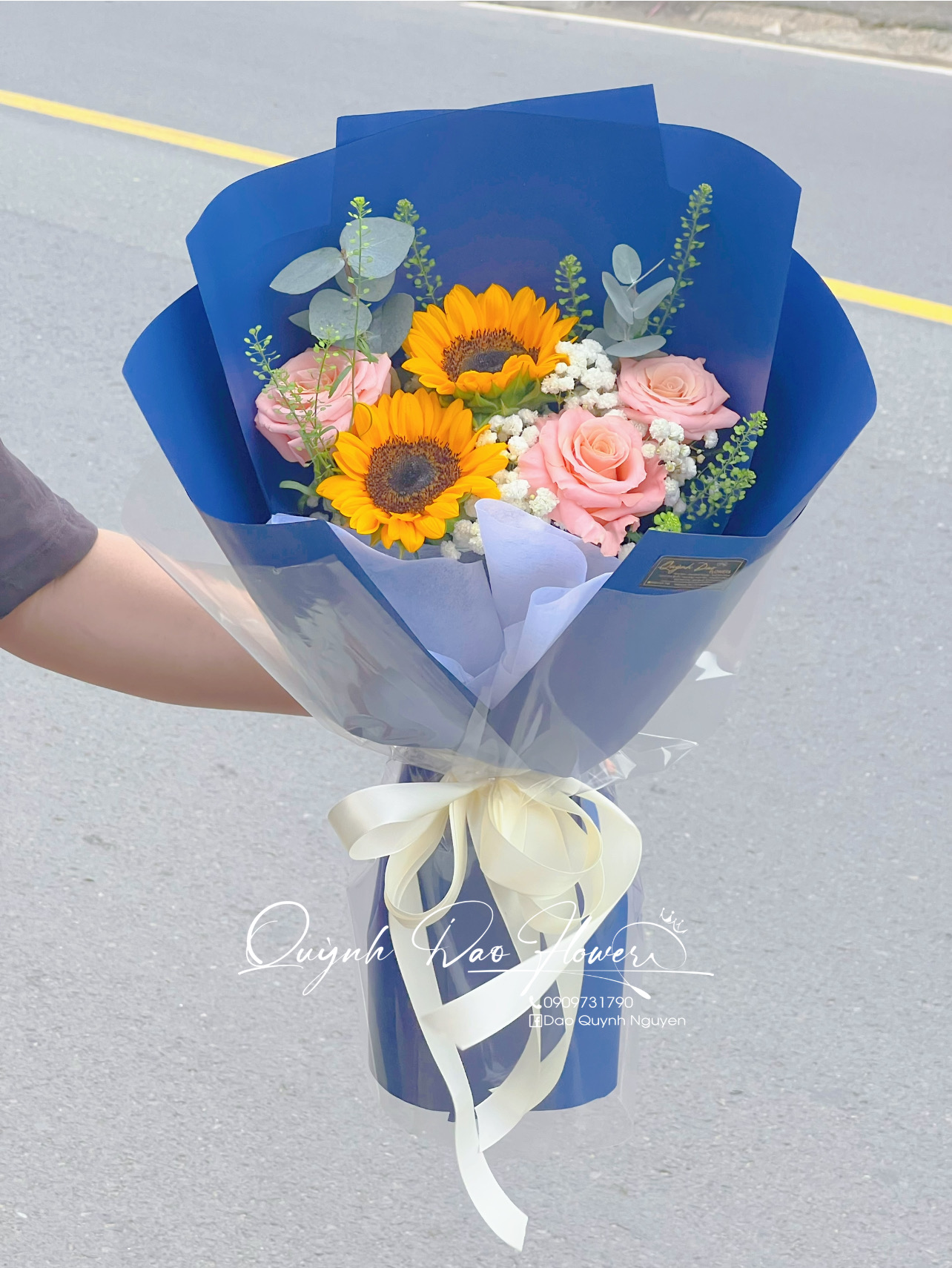Bó hoa mix giấy xanh dương 