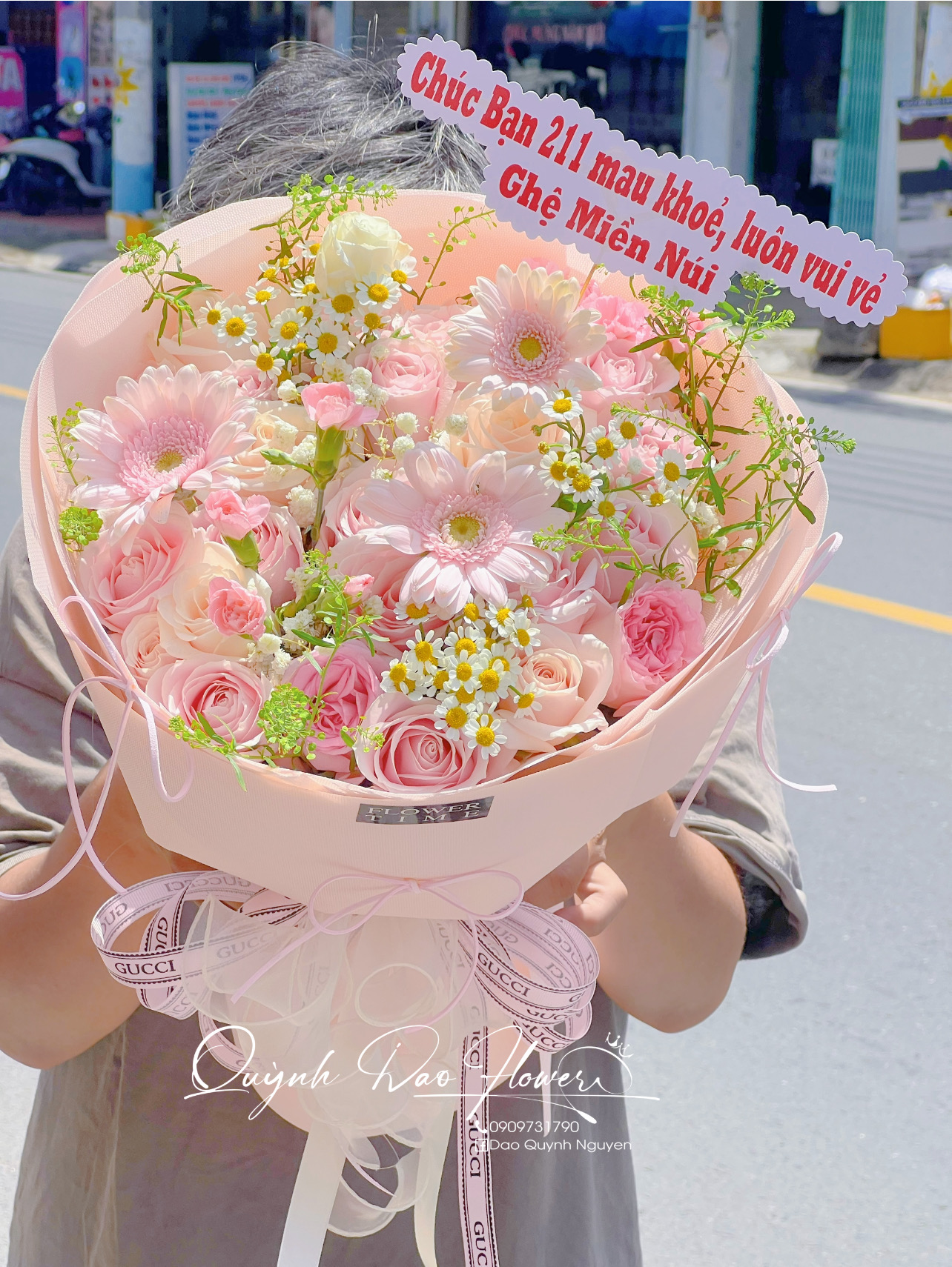 Bó hoa tươi màu hồng kiểu Hàn