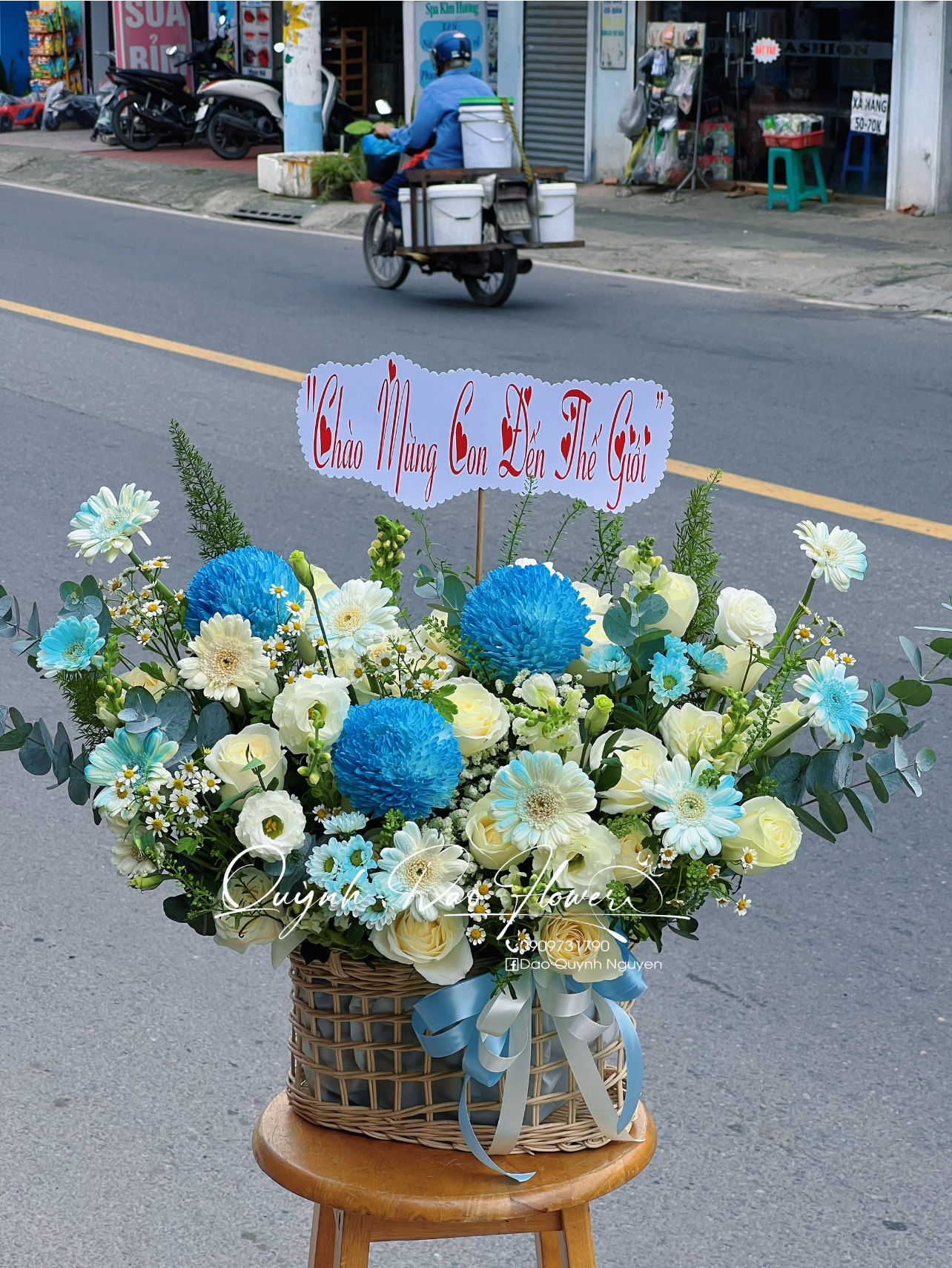 Giỏ hoa xanh dương 650k