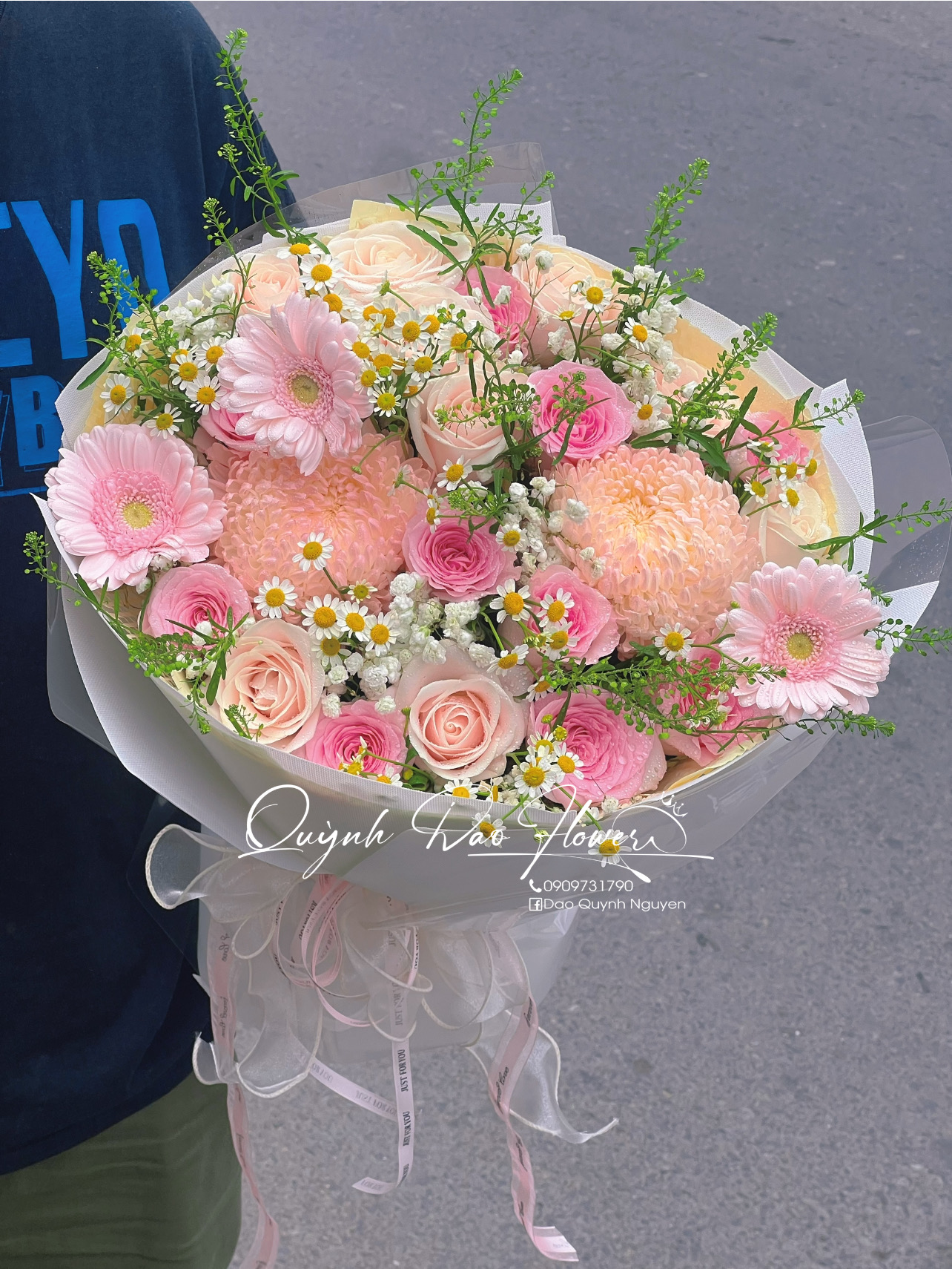 Bó hoa tròn tone hồng mix cúc mẫu đơn