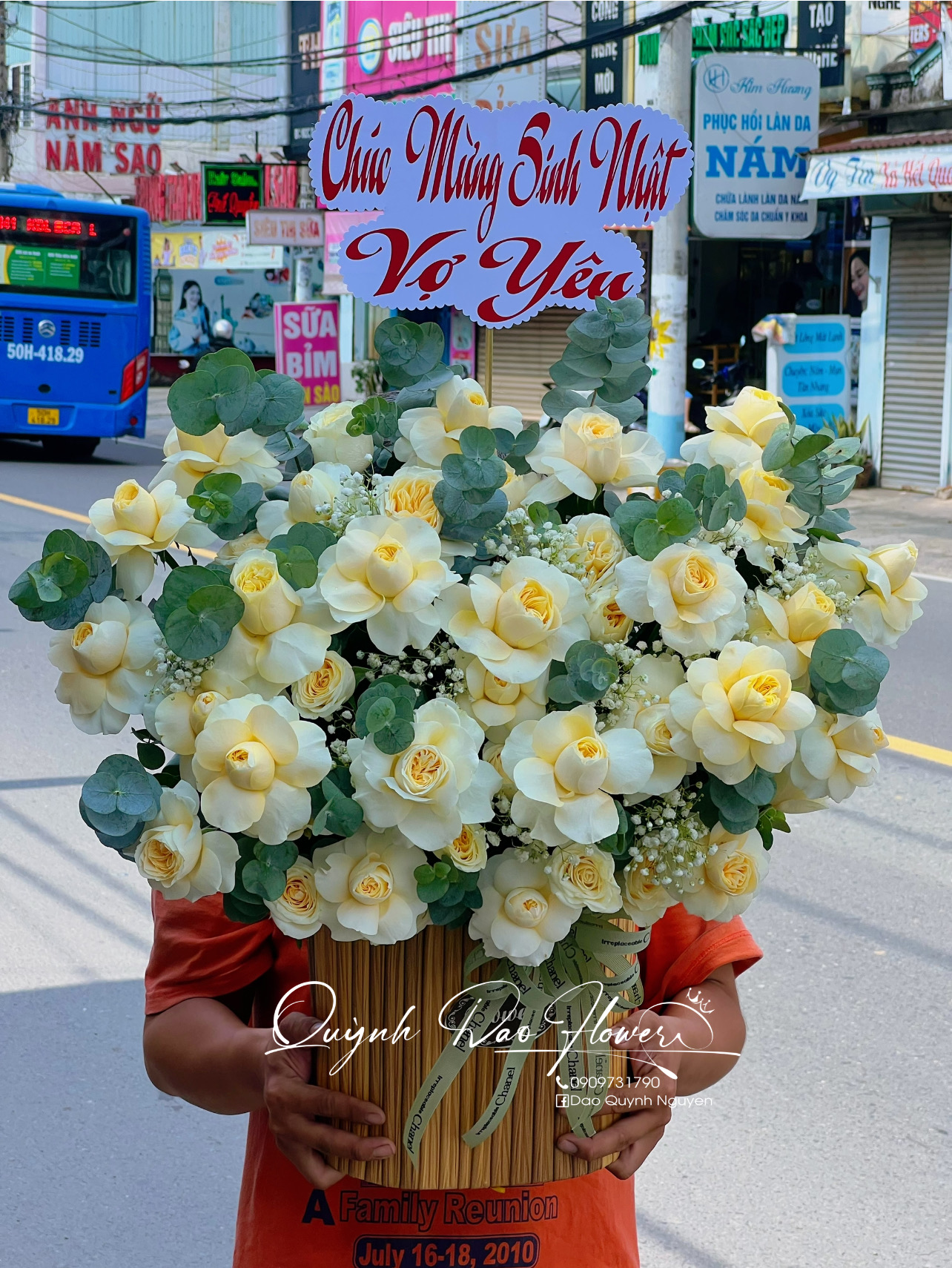 Giỏ hoa tone vàng nhạt 